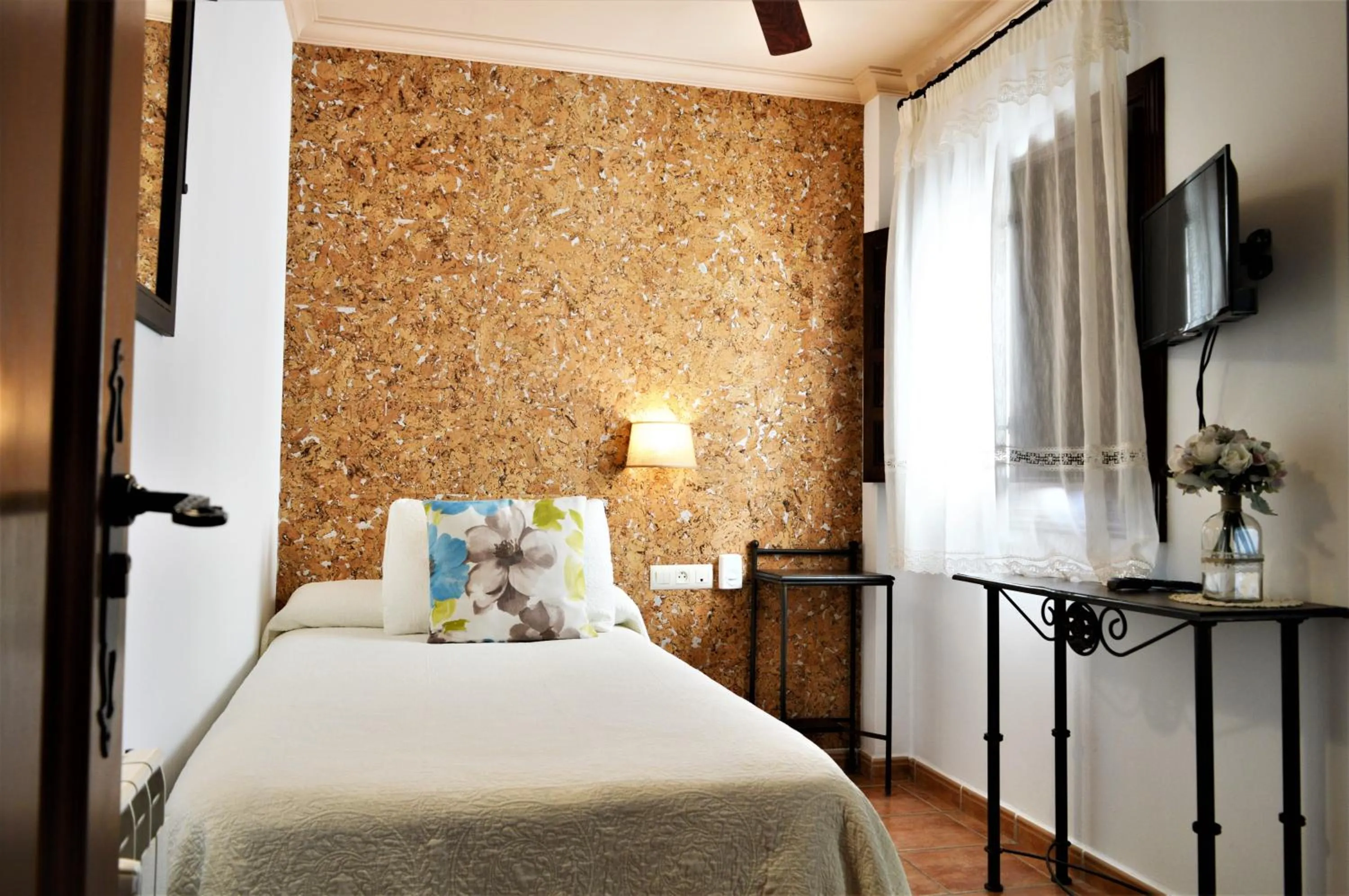 Toilet, Bed in Hotel Rural Alfajía de Antonio