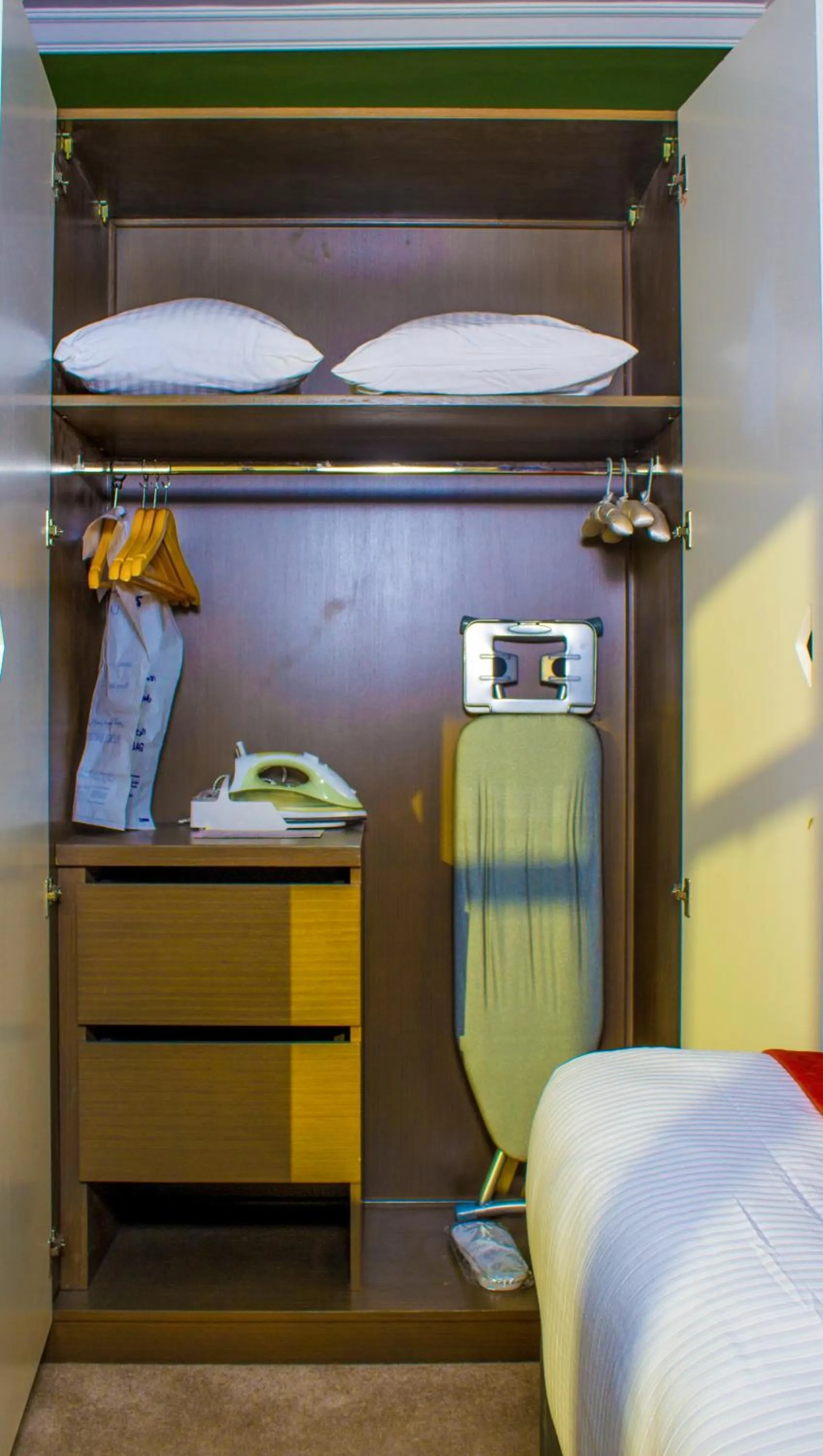 flat iron, Bed in Citymax Hotel Aswan