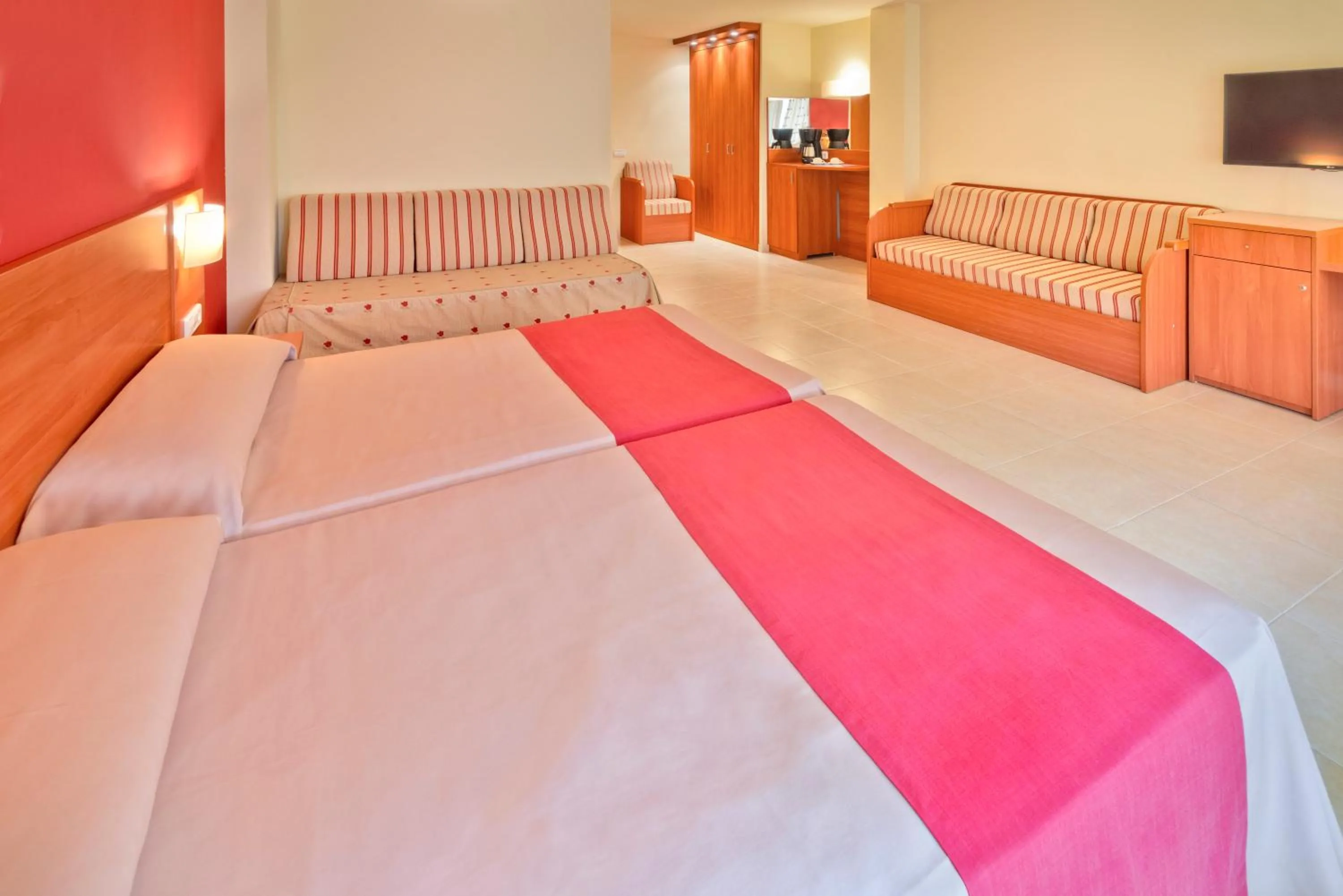 Photo of the whole room in Hotel Montemar Maritim