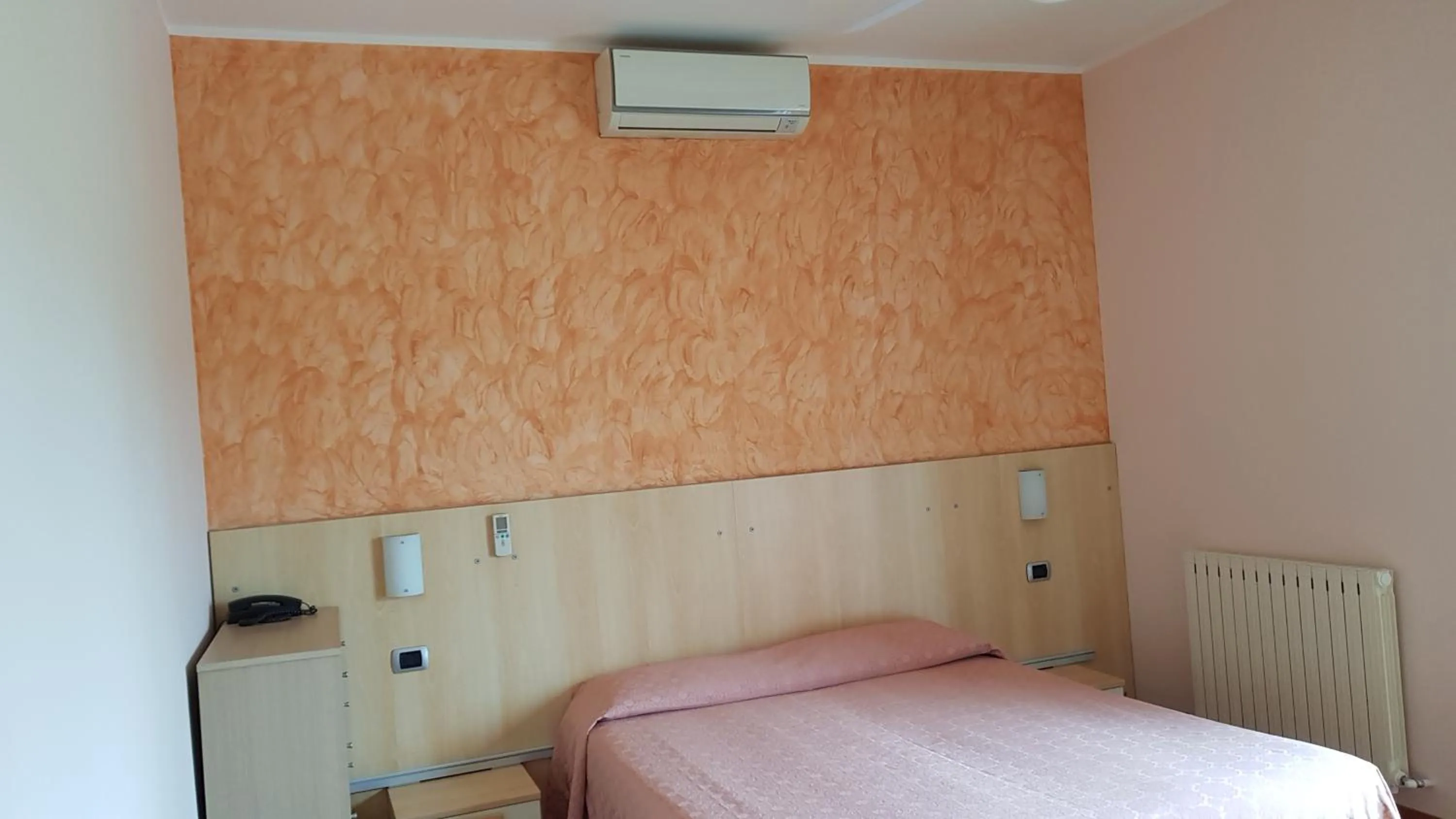 Photo of the whole room, Bed in La Collina