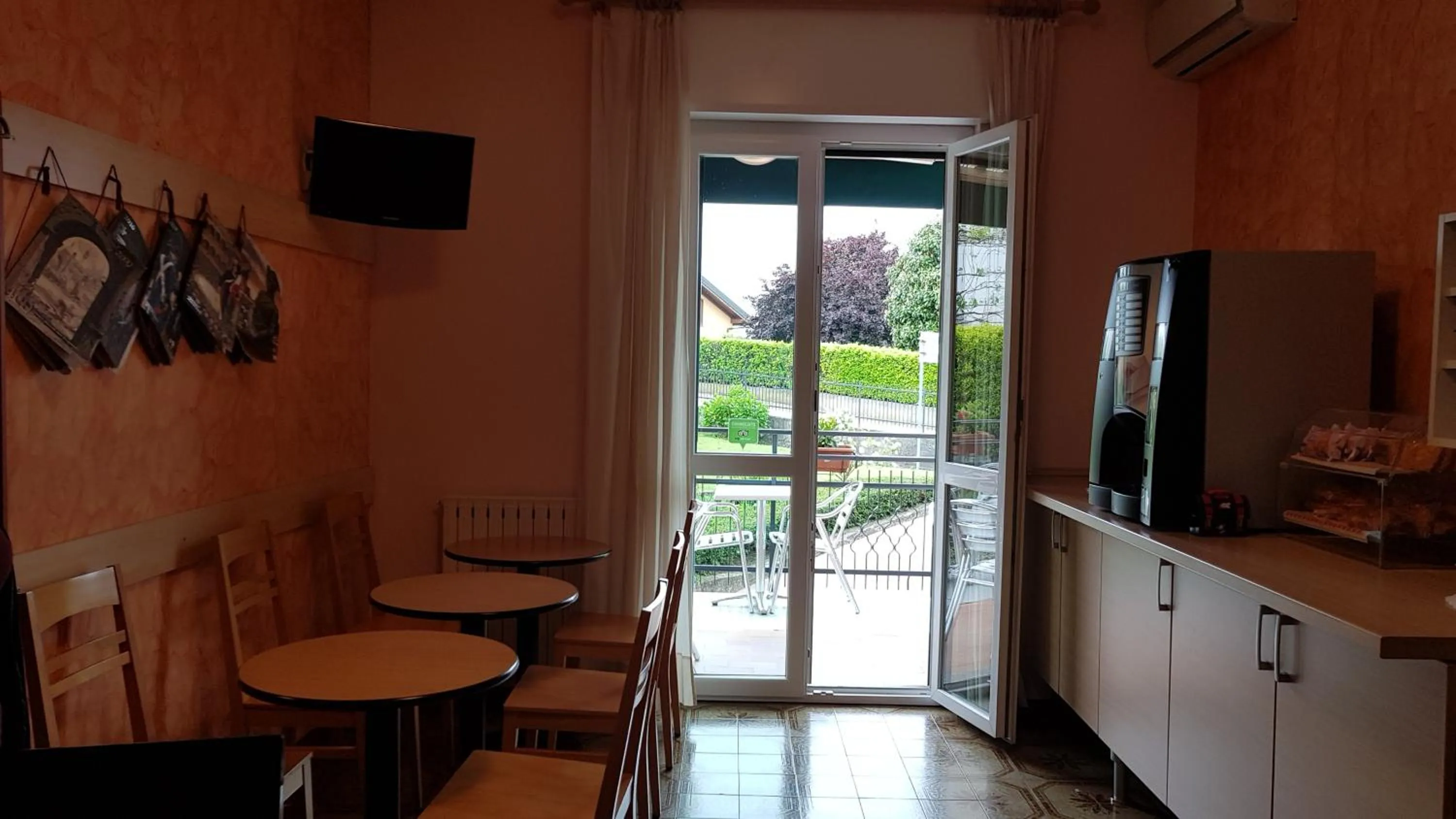 Communal lounge/ TV room in La Collina