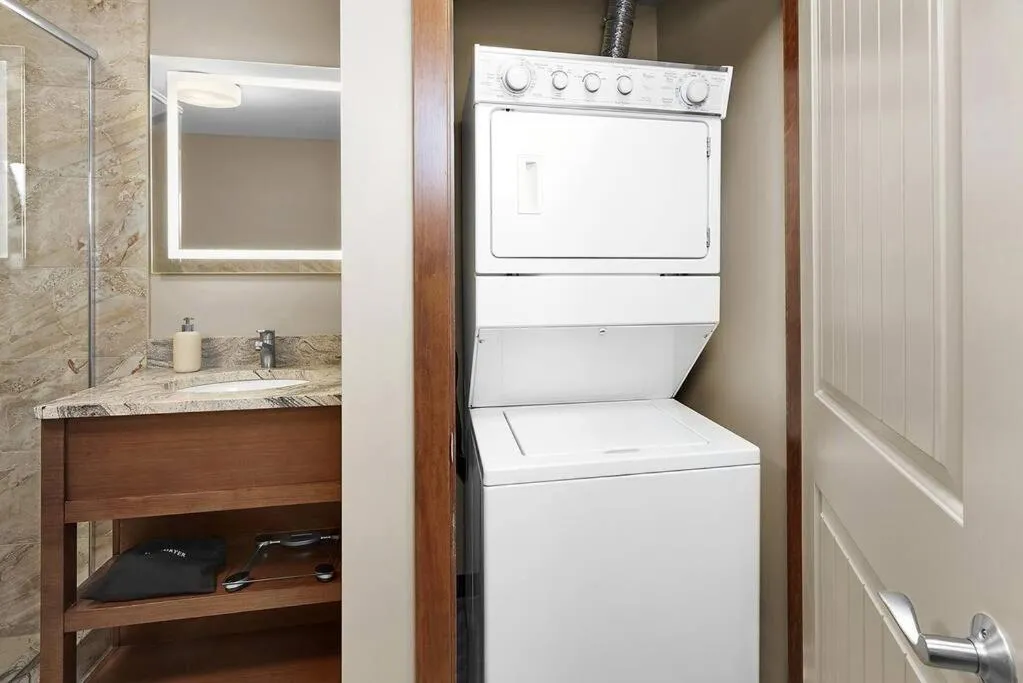 Mountain View Escape with open hot tub, Views!!