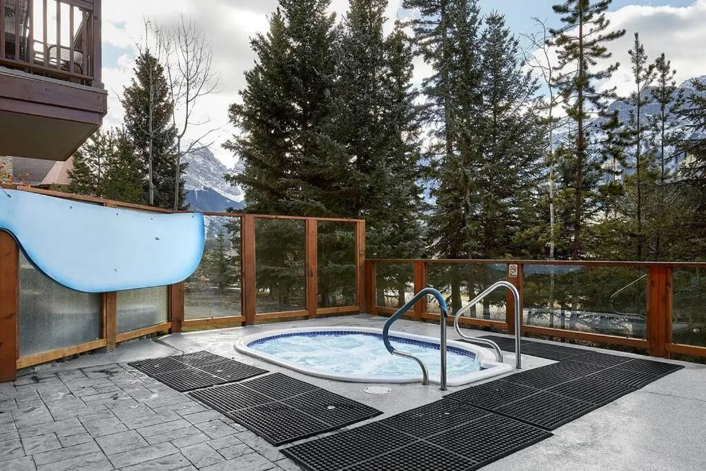 Mountain View Escape with open hot tub, Views!!