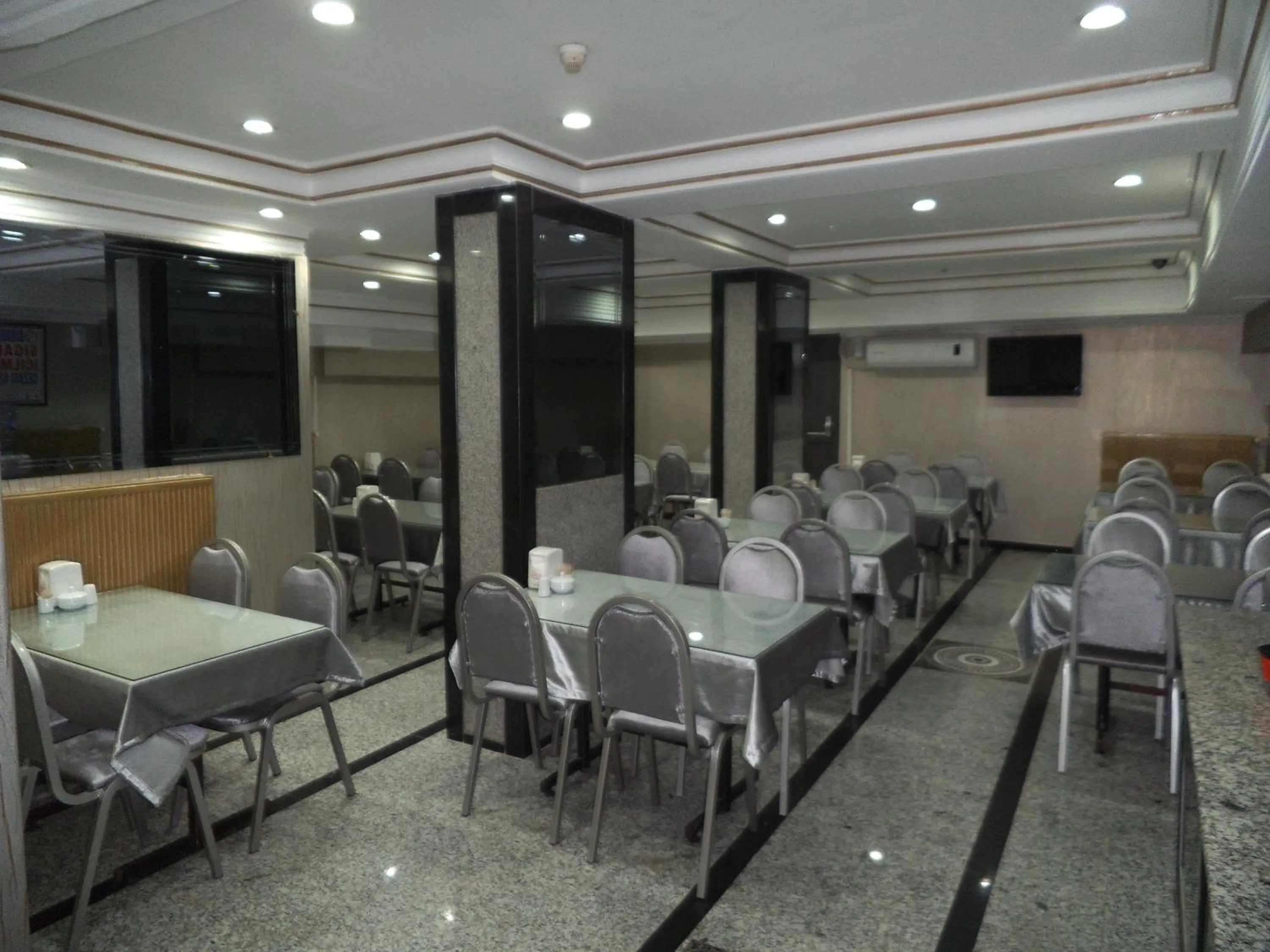 Restaurant/places to eat in Grand Oral Hotel