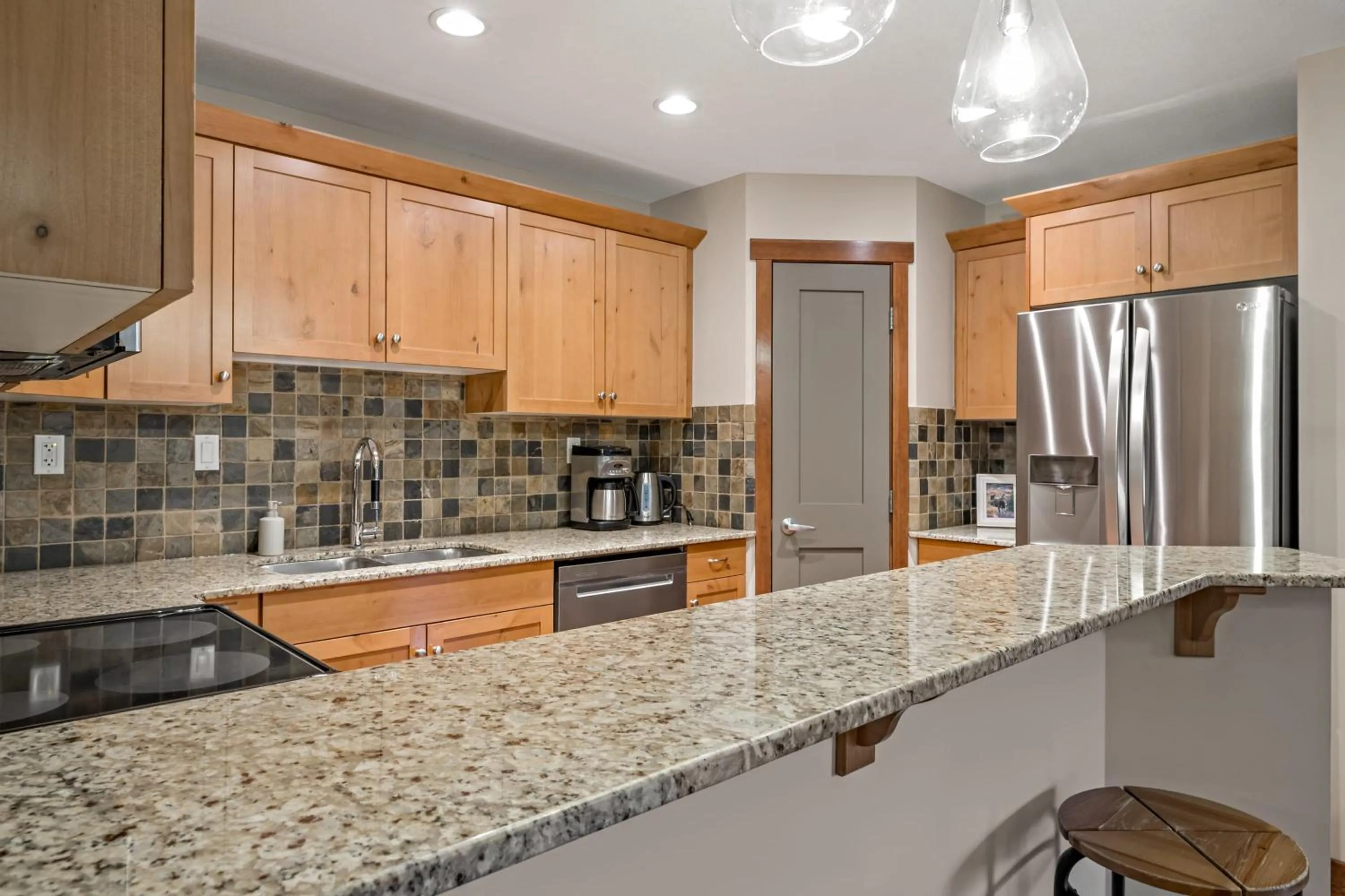 RidgeView Loft - Top Floor 2 Bed 2 Bath, Amazing Views