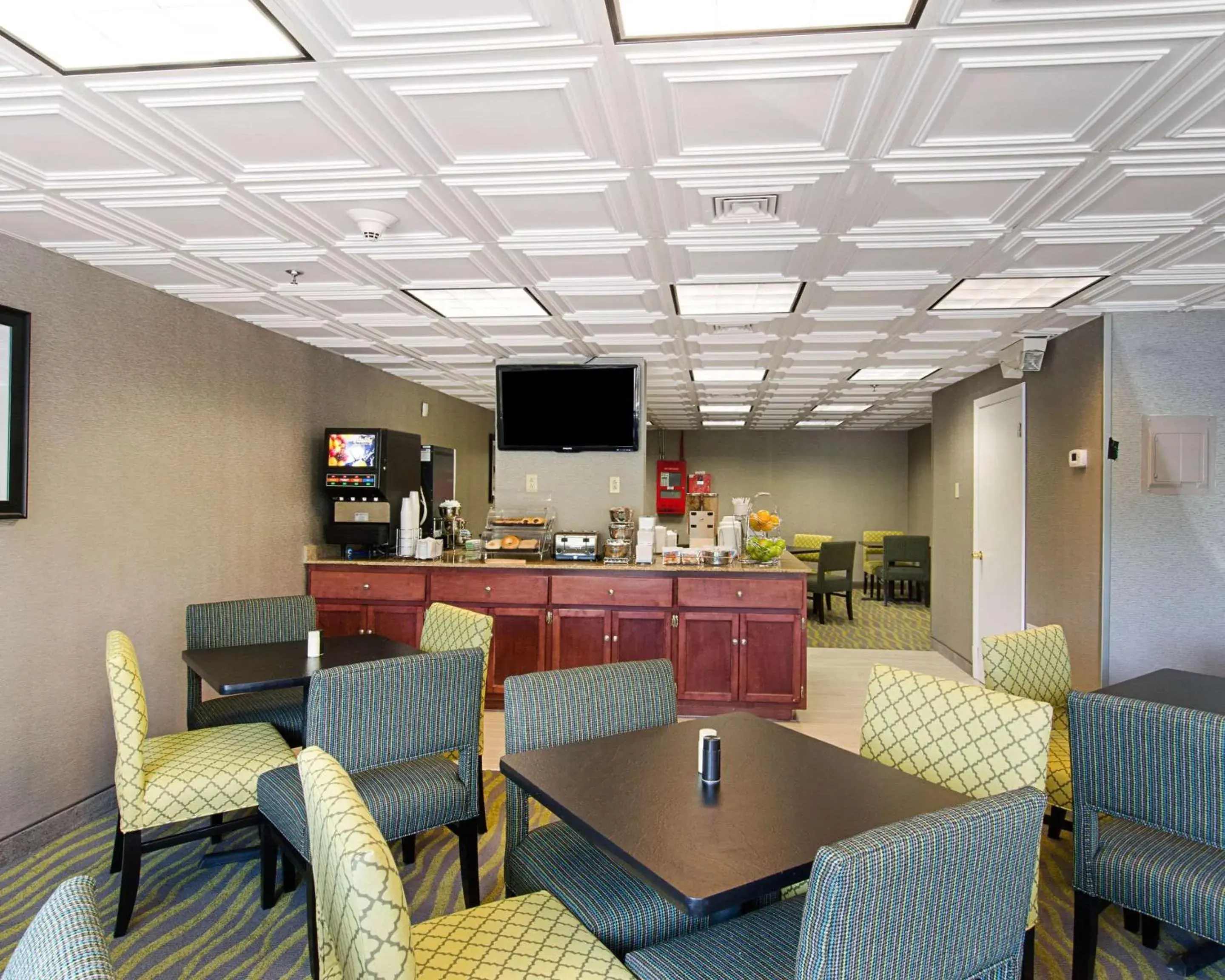 Restaurant/Places to Eat in Quality Inn & Suites Worcester
