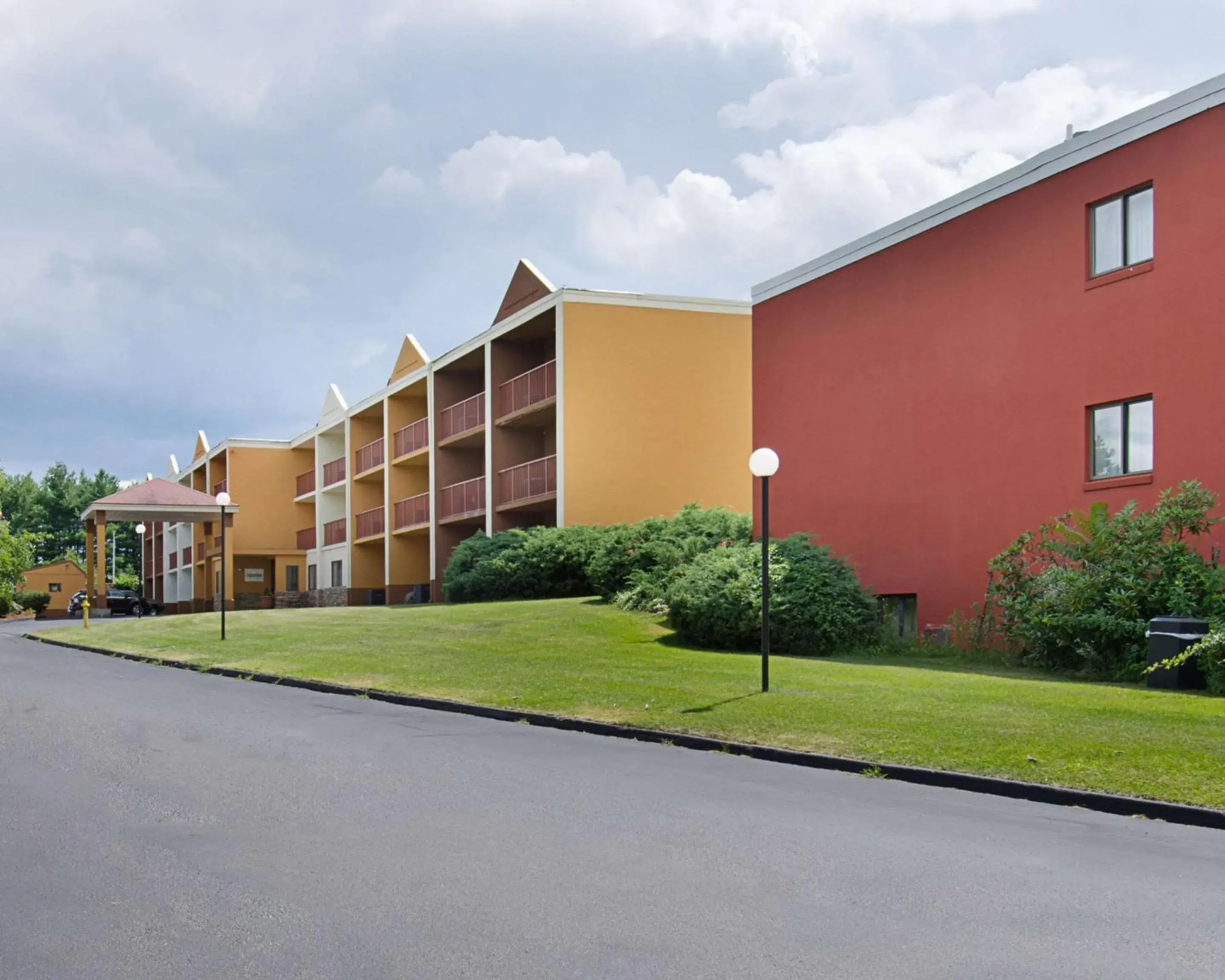 Property Building in Quality Inn & Suites Worcester
