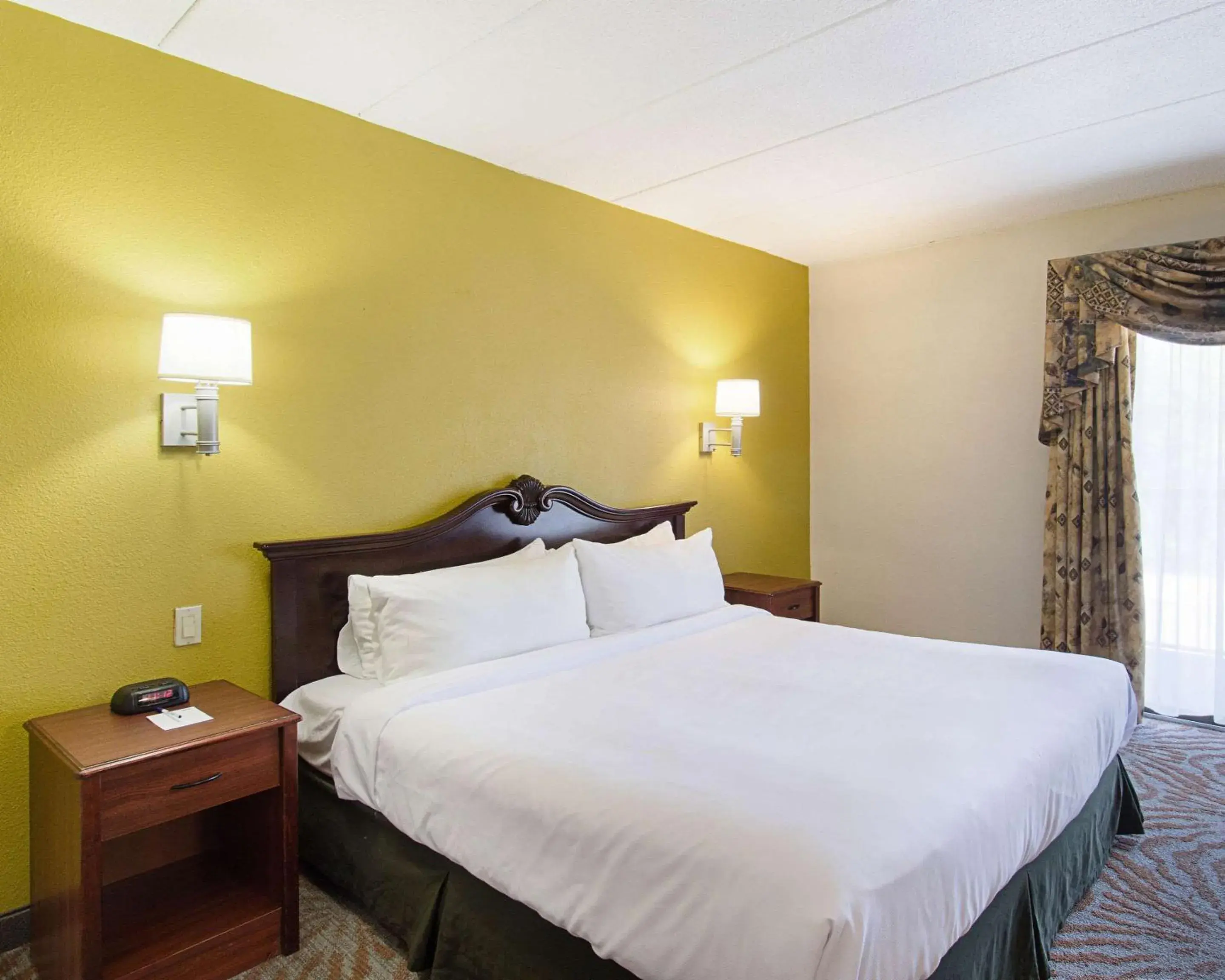 Photo of the whole room, Bed in Quality Inn & Suites Worcester