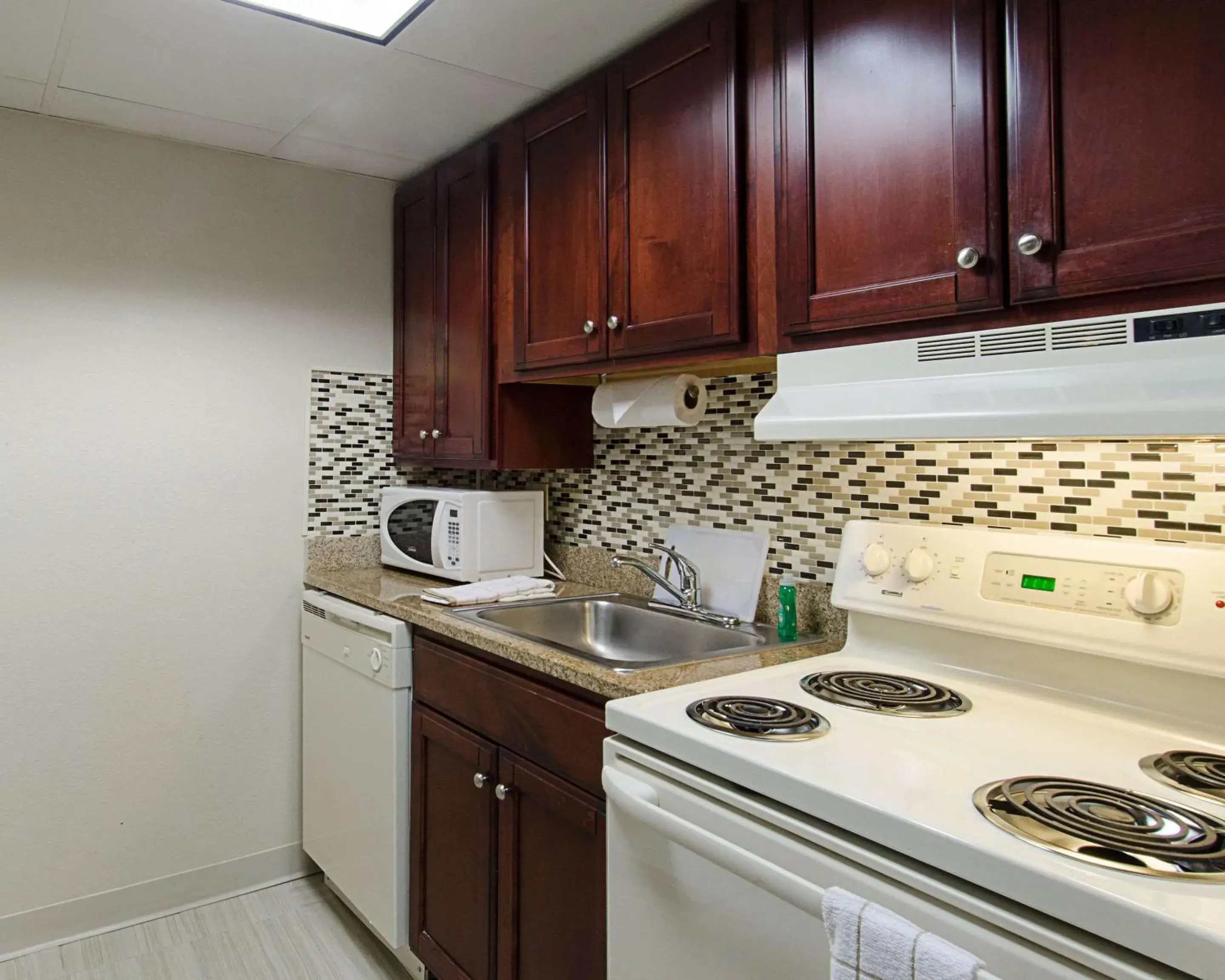 Photo of the whole room, Kitchen/Kitchenette in Quality Inn & Suites Worcester