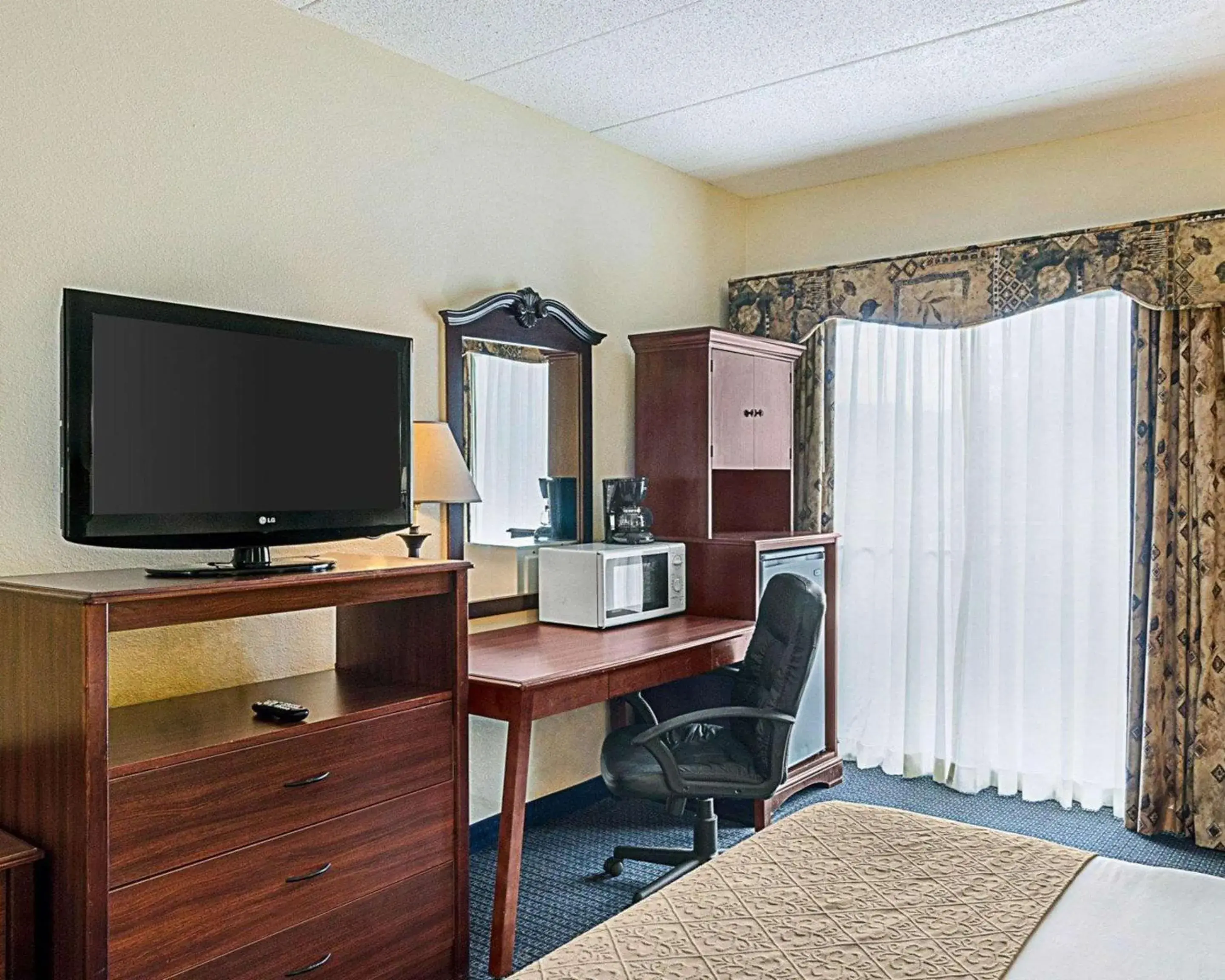 Photo of the whole room, TV/Entertainment Center in Quality Inn & Suites Worcester