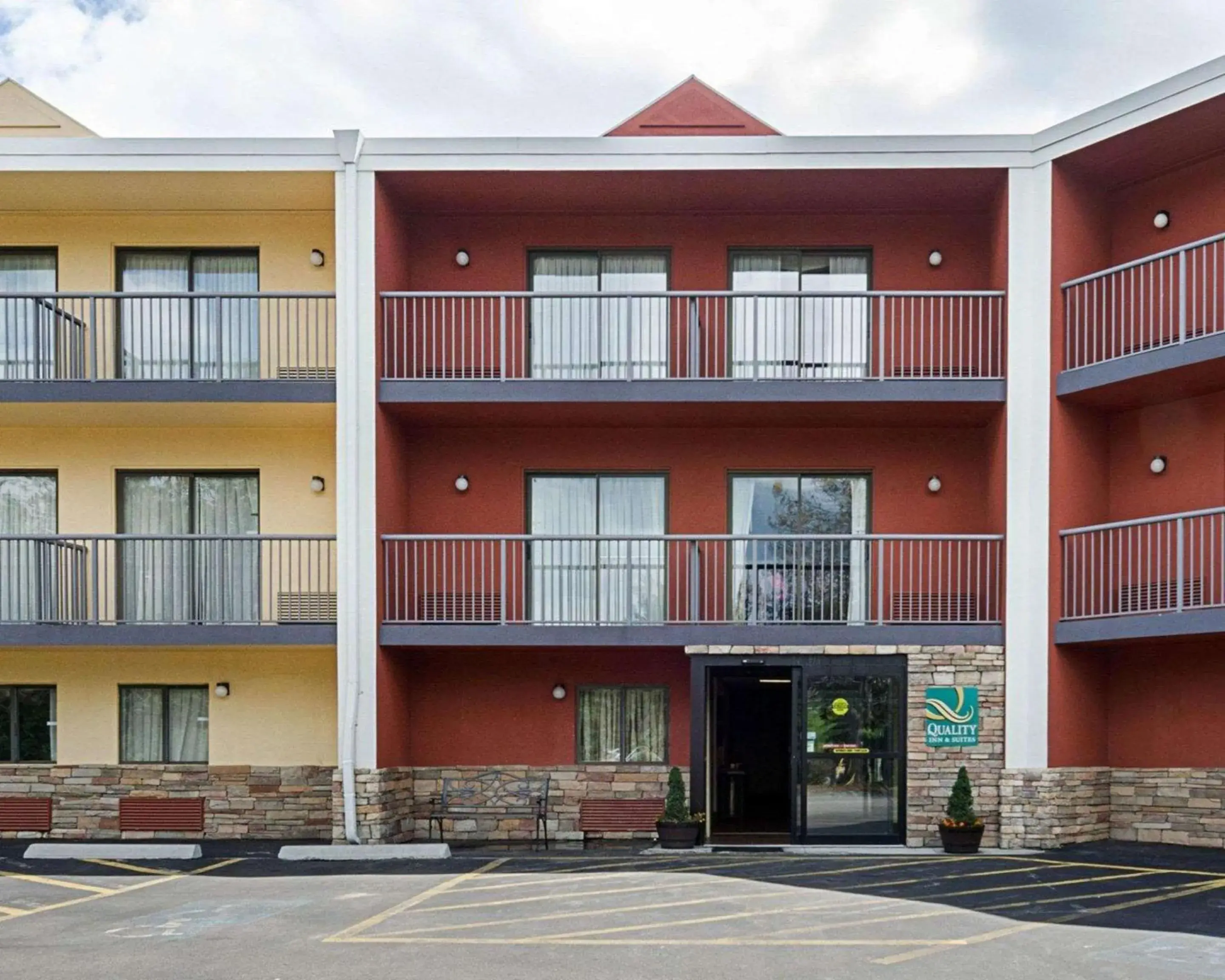 Property Building in Quality Inn & Suites Worcester