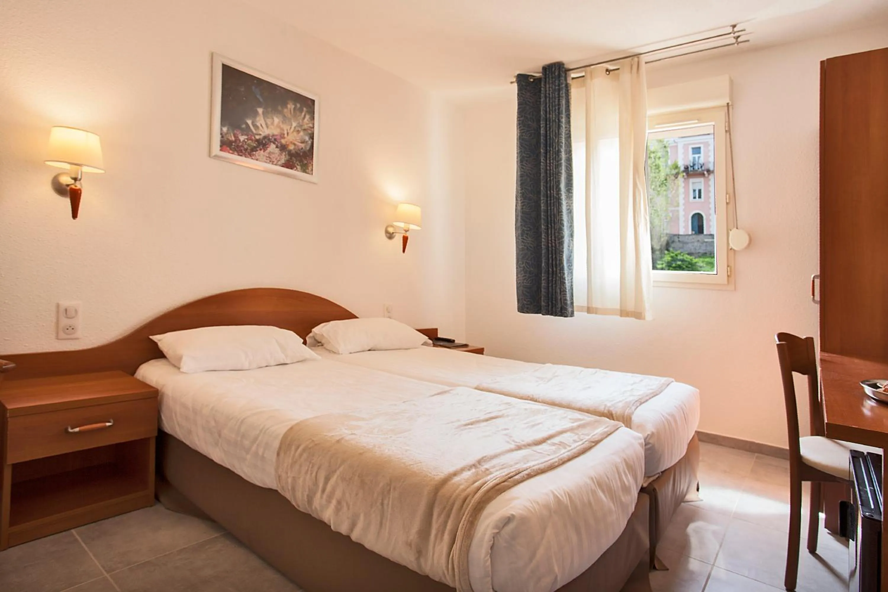 Photo of the whole room, Bed in Le Neptune & Spa