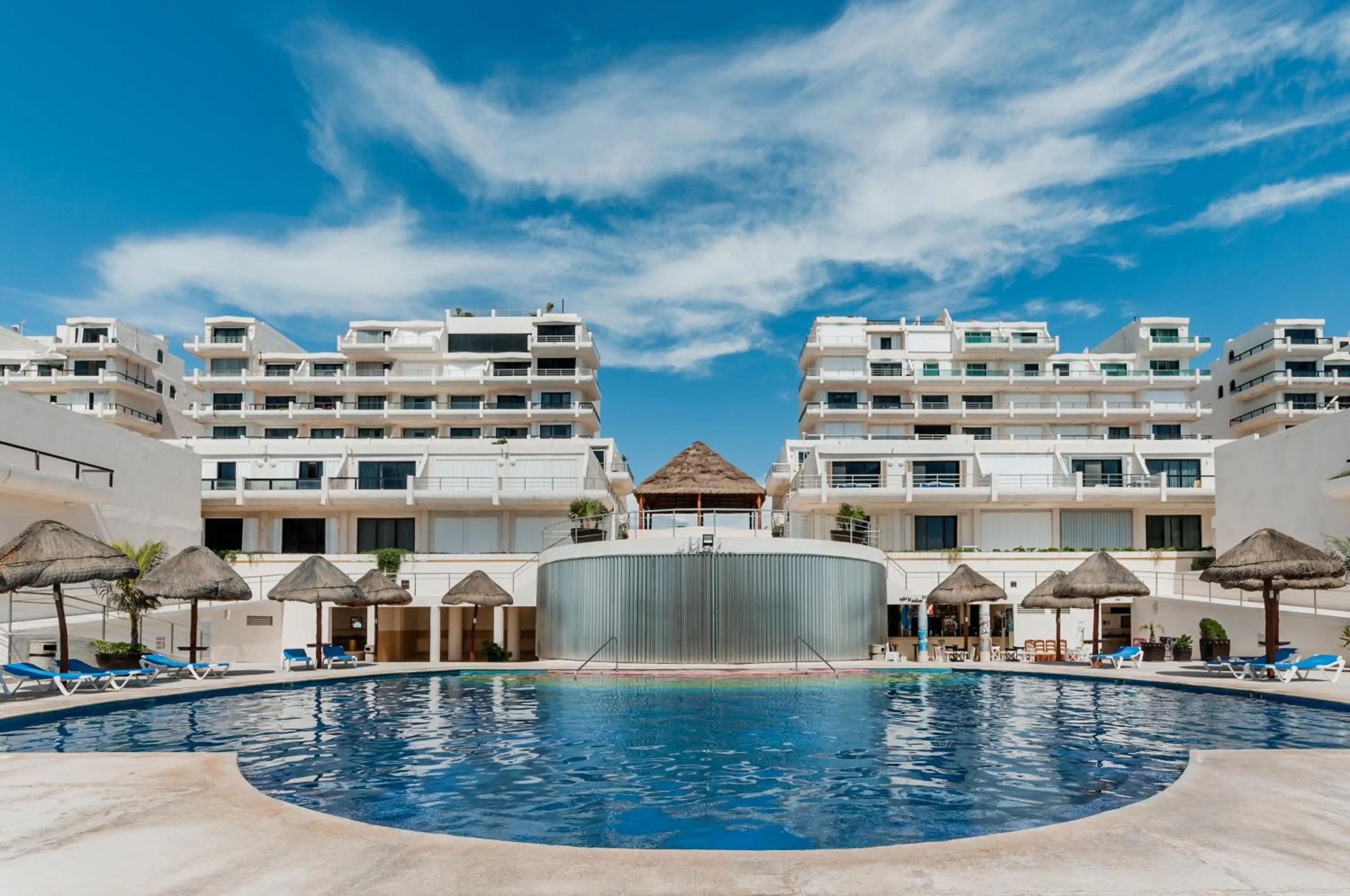 Swimming pool in HotelZone L20 Beach Access