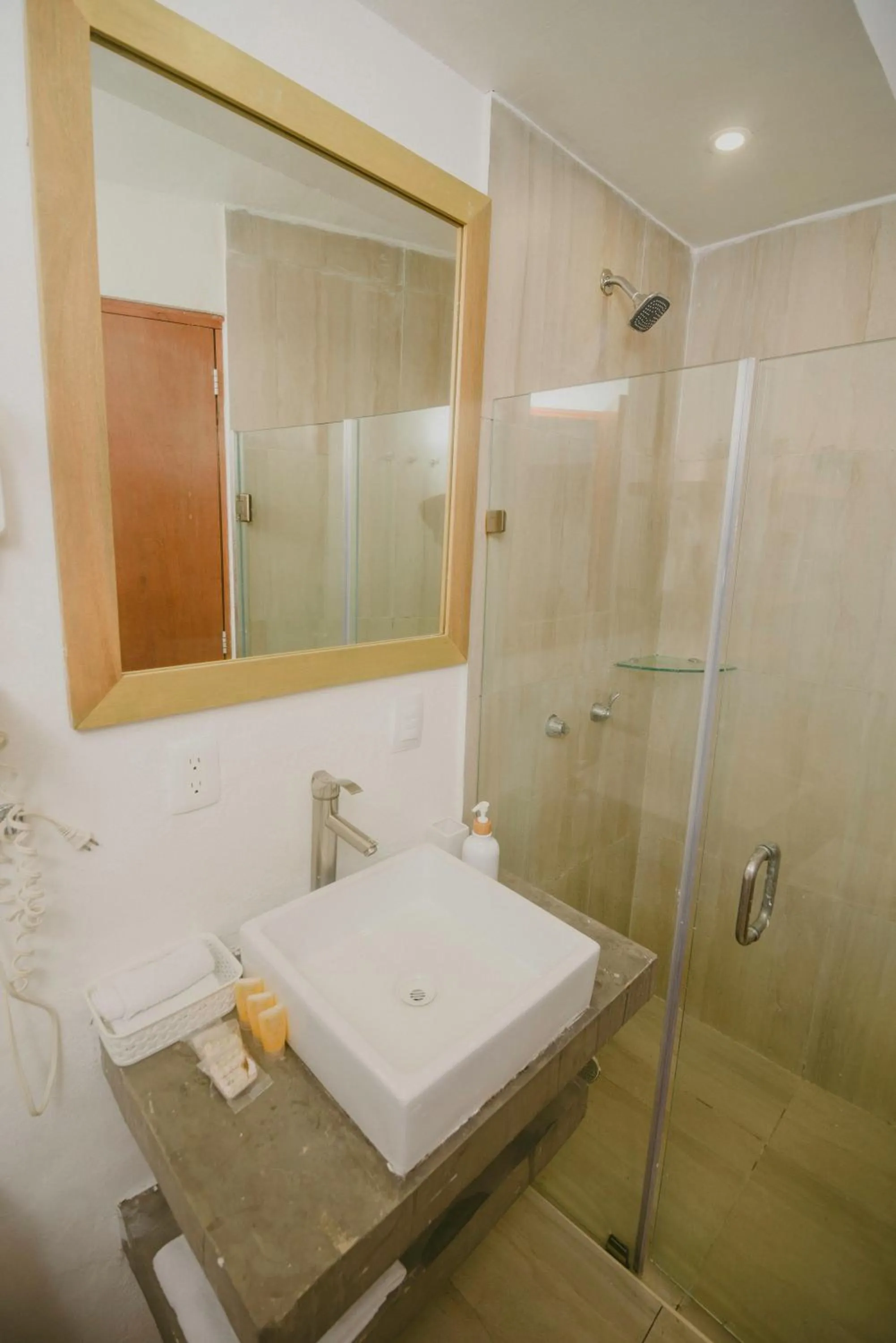 Bathroom in HotelZone L20 Beach Access