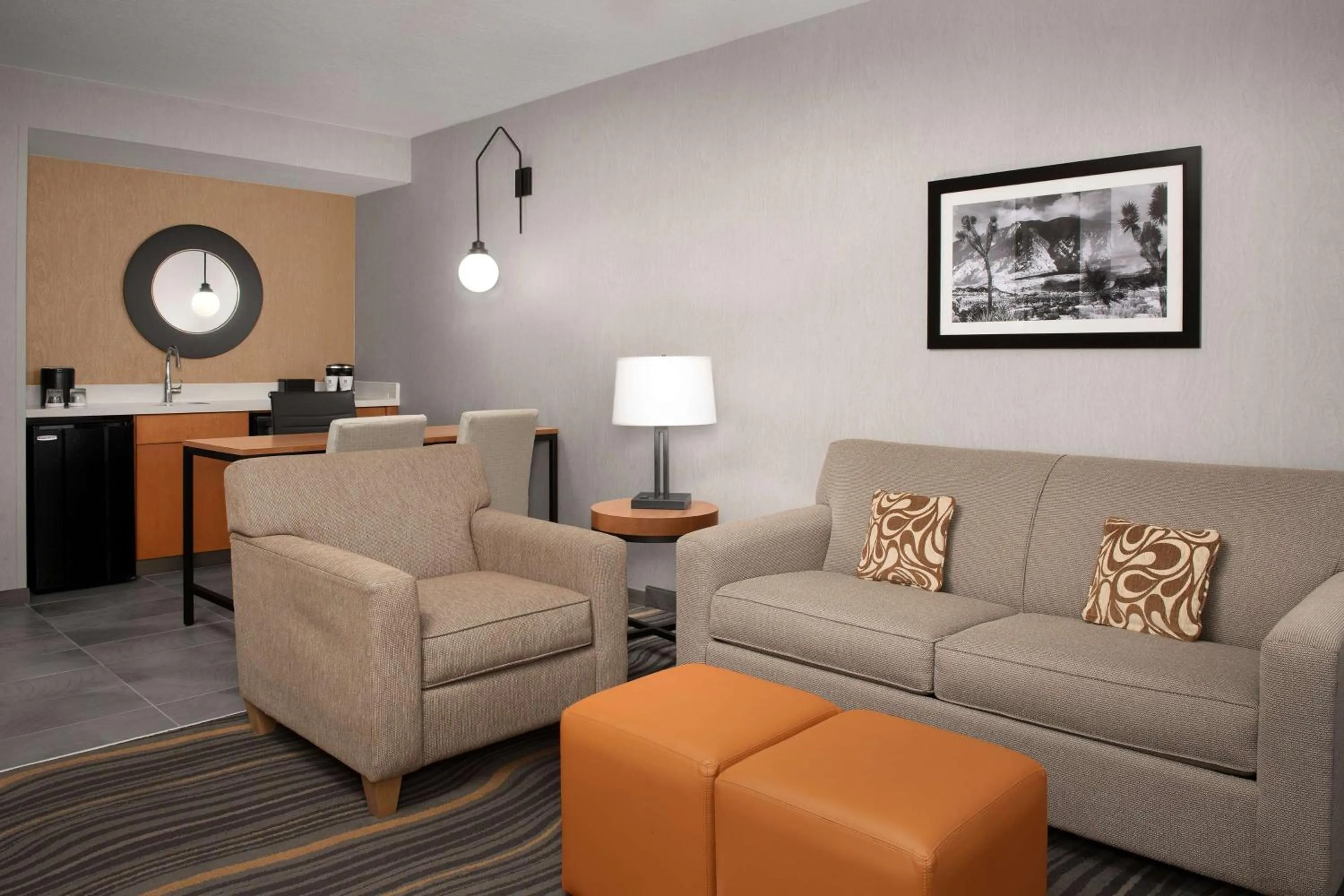 Living room in Embassy Suites La Quinta Hotel & Spa