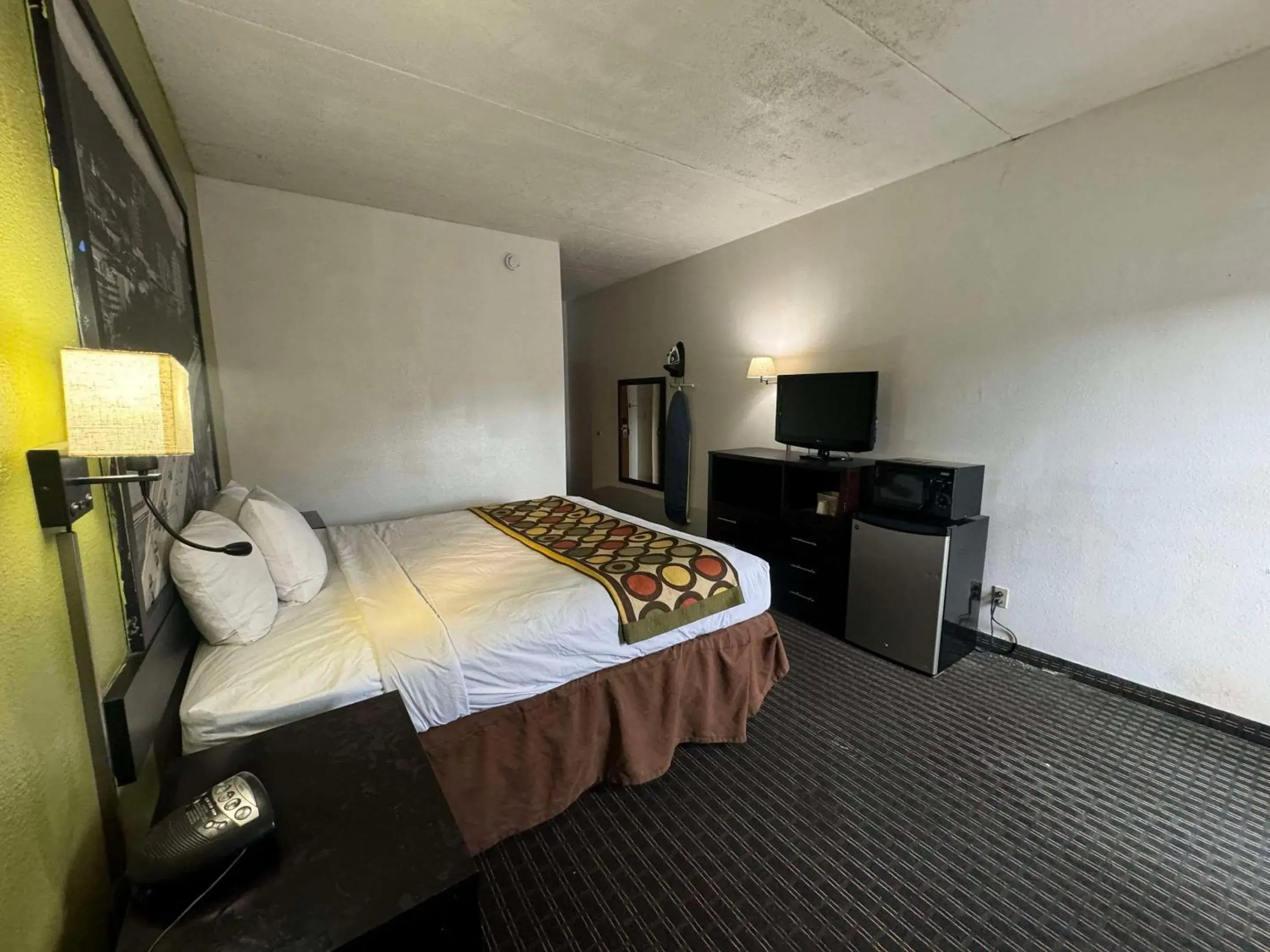 Bedroom, Bed in Rodeway Inn Chattanooga Hamilton Place Bedroom, Bed in Rodeway Inn Chattanooga Hamilton Place