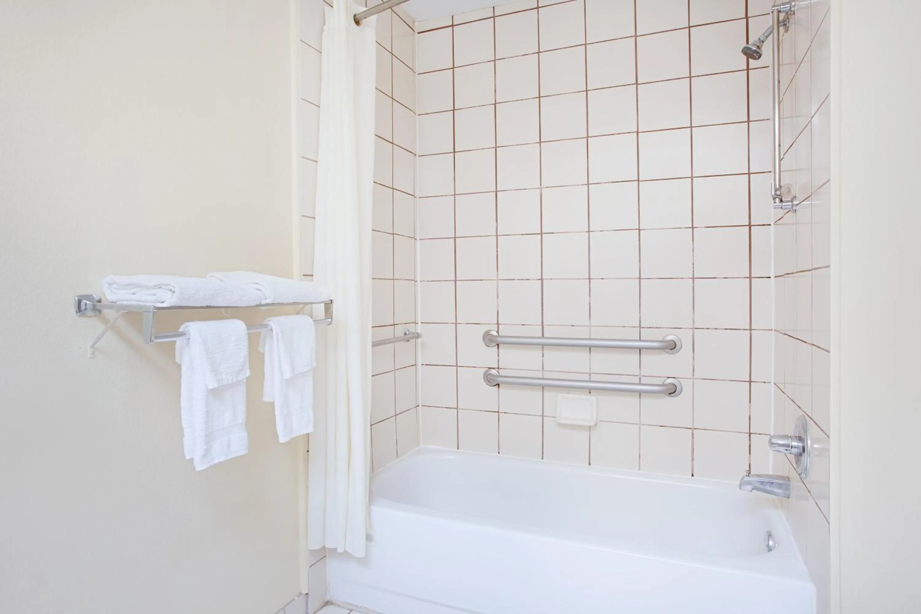 Bathroom in Rodeway Inn Chattanooga Hamilton Place