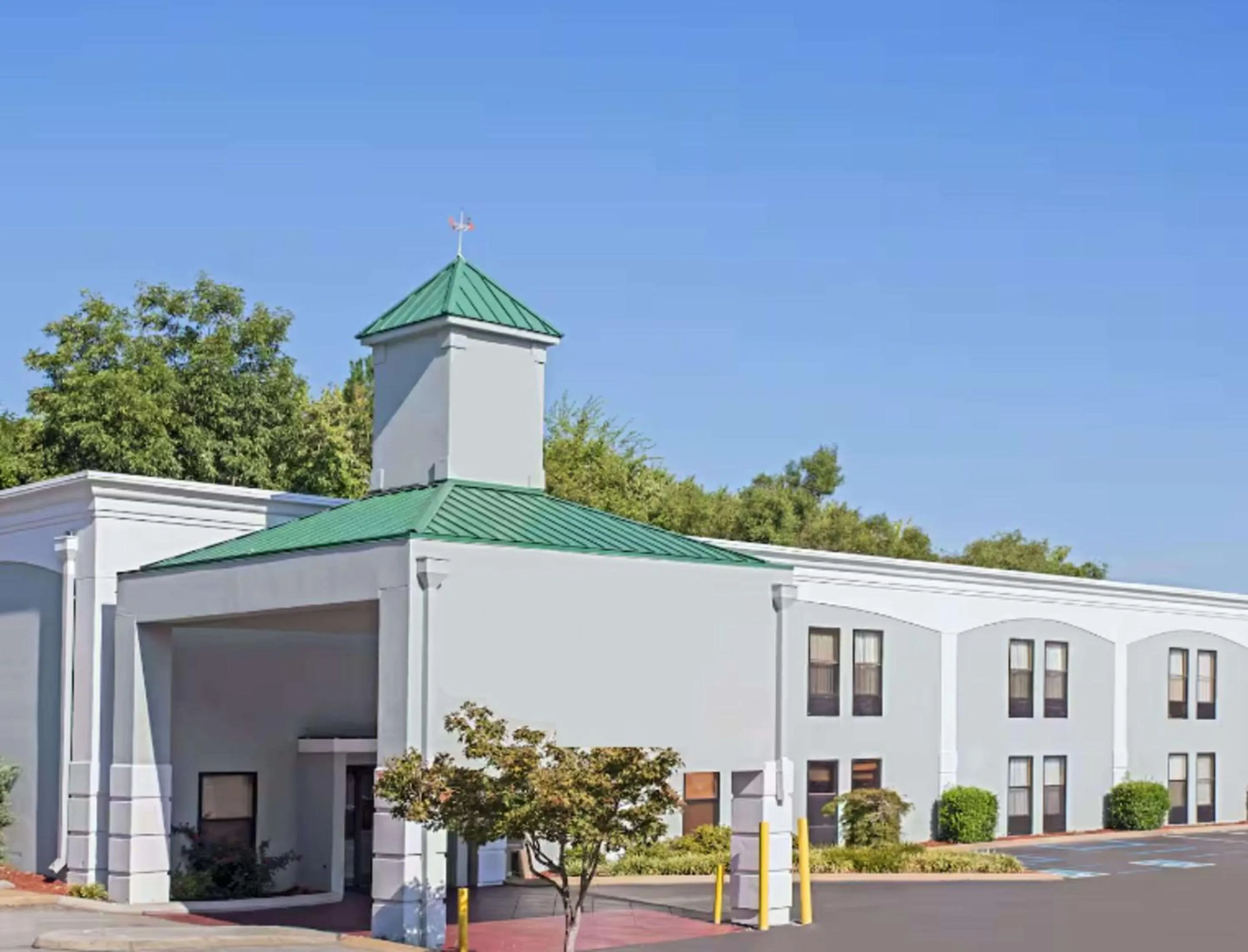 Property building in Rodeway Inn Chattanooga Hamilton Place