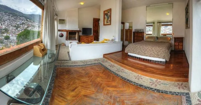 Bed in Posada de la Mision, Hotel Museo y Jardin