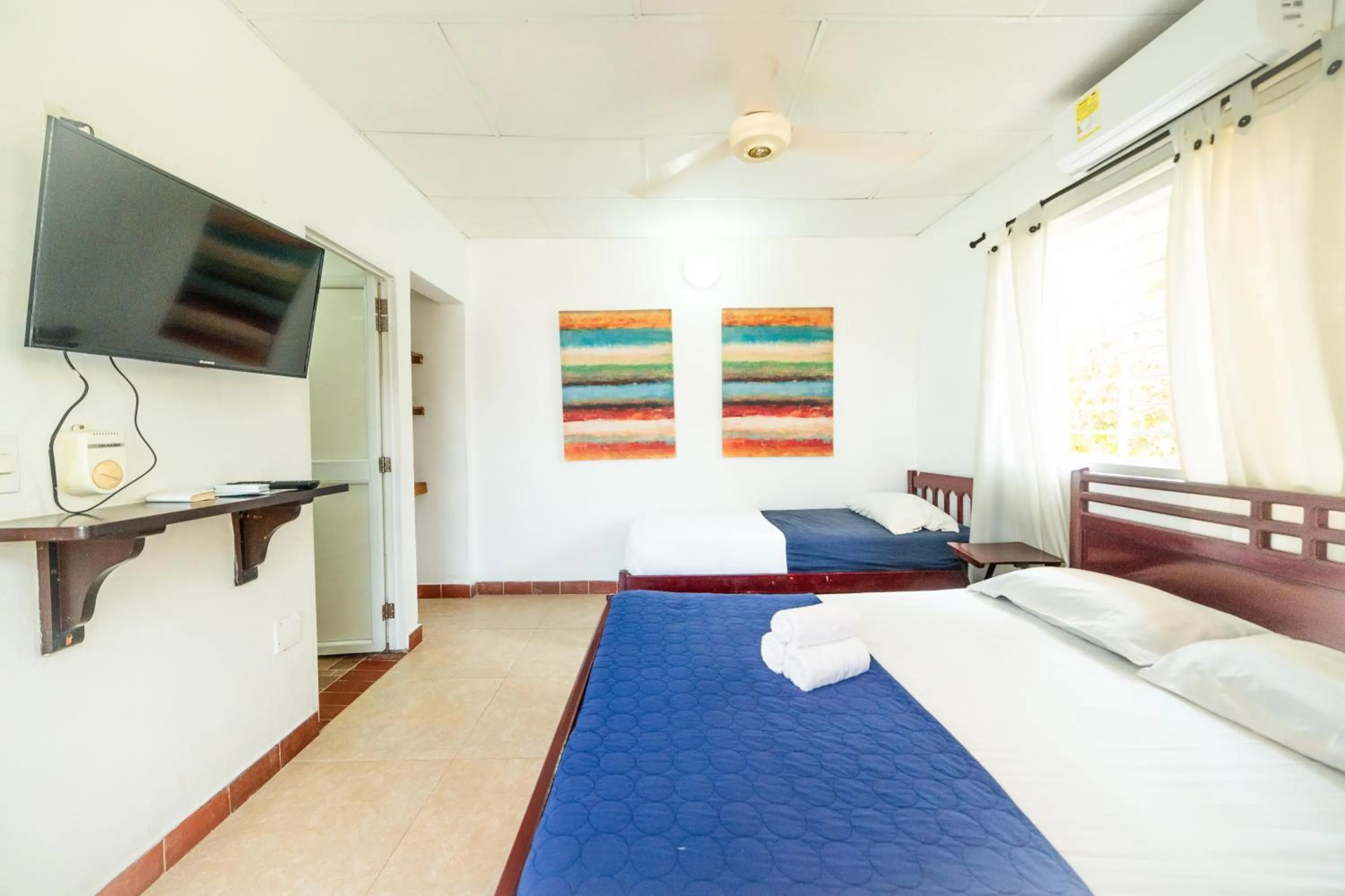 Photo of the whole room, Bed in Hostal del Mar - Tolu