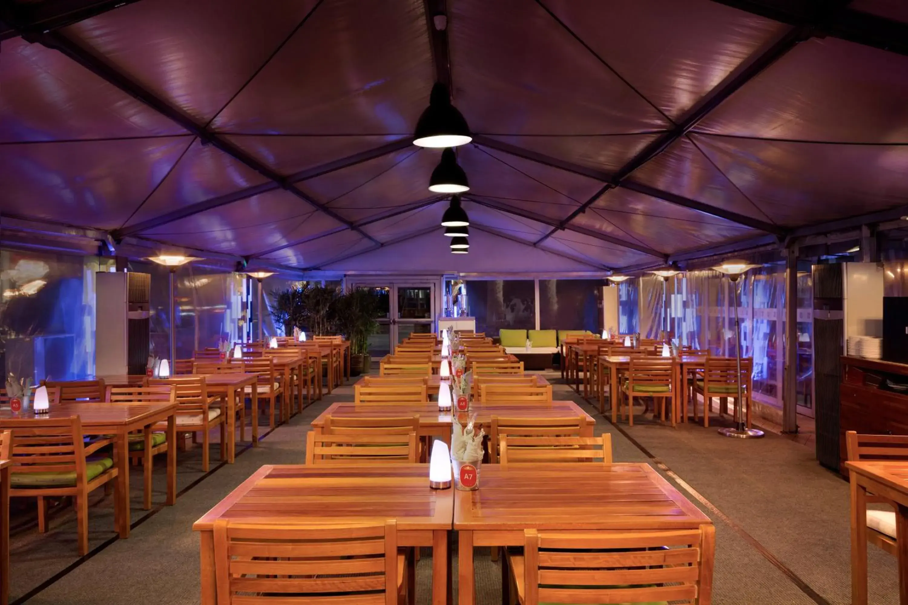 Swimming pool in Kerry Hotel Pudong, Shanghai Swimming pool in Kerry Hotel Pudong, Shanghai