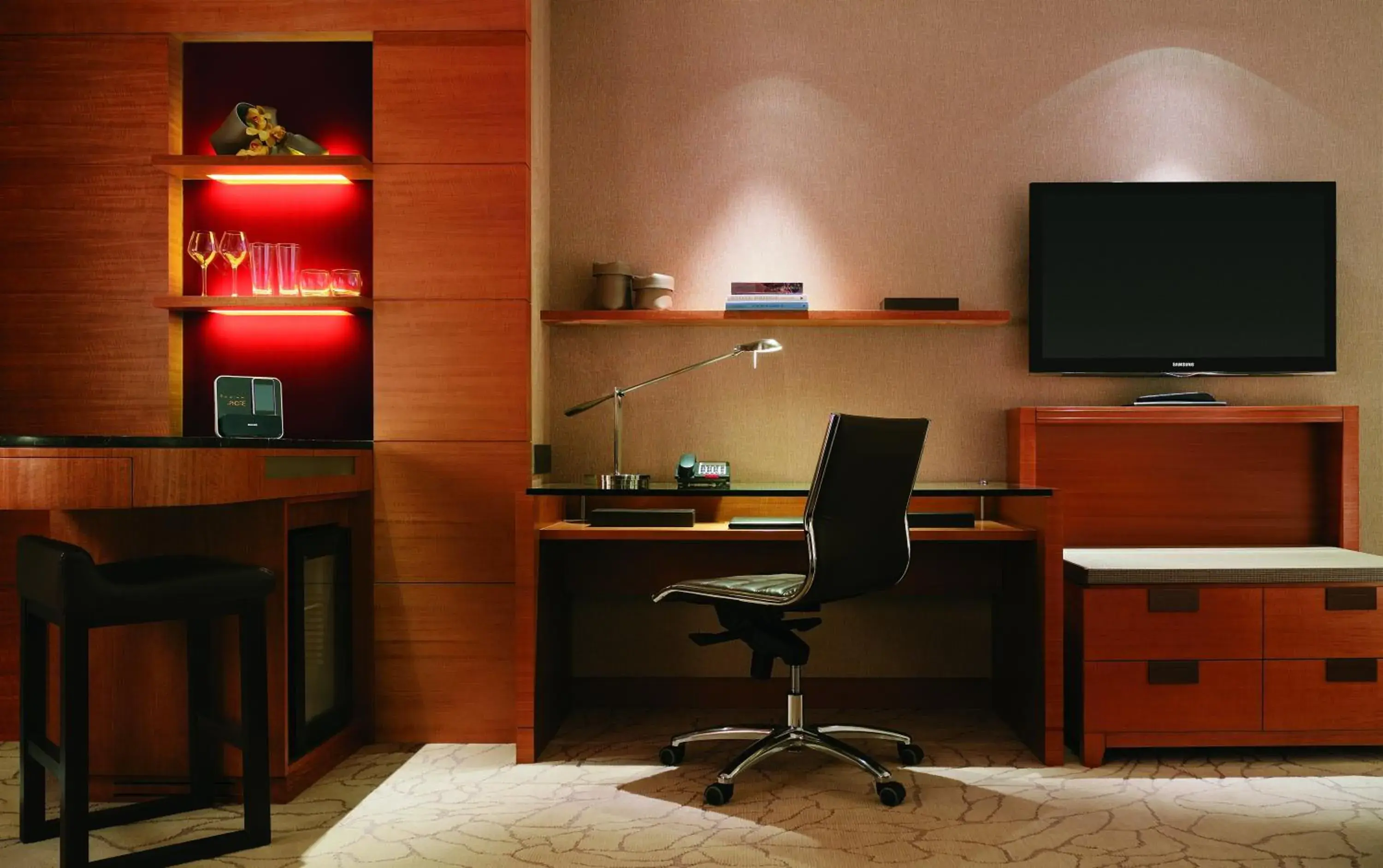 Deluxe King Room in Kerry Hotel Pudong, Shanghai - Indoor Connecting to Shanghai New International Expo Centre Deluxe King Room in Kerry Hotel Pudong, Shanghai - Indoor Connecting to Shanghai New International Expo Centre