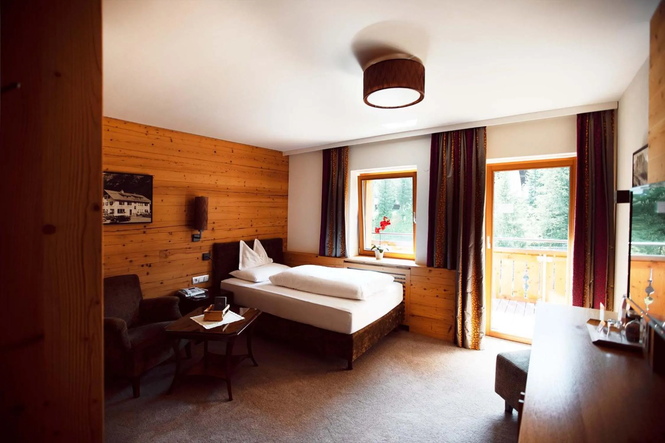 Photo of the whole room, Bed in Hotel Gotthard