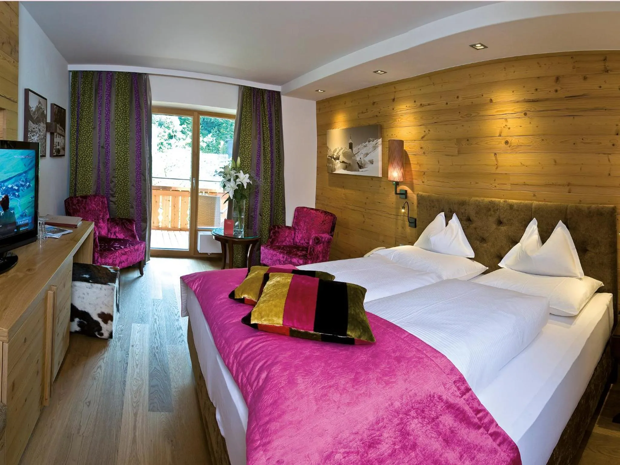 Photo of the whole room, Bed in Hotel Gotthard