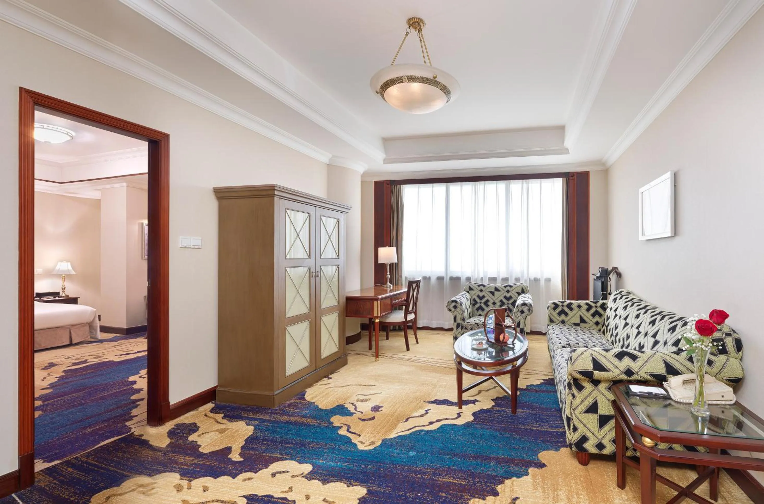 Living room, Bed in Regal Palace Hotel