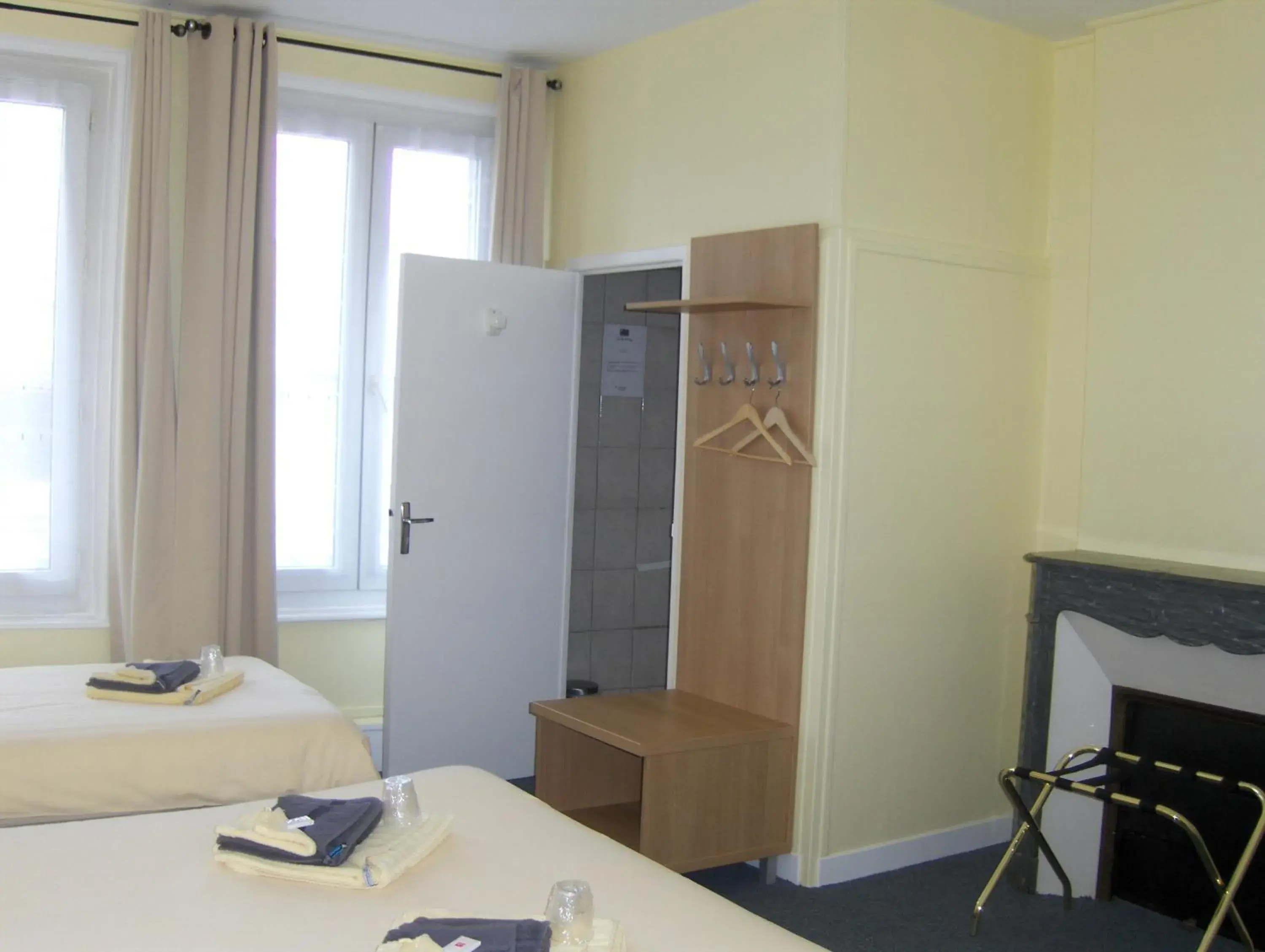 Triple Room in La Tour de Crecy Triple Room in La Tour de Crecy