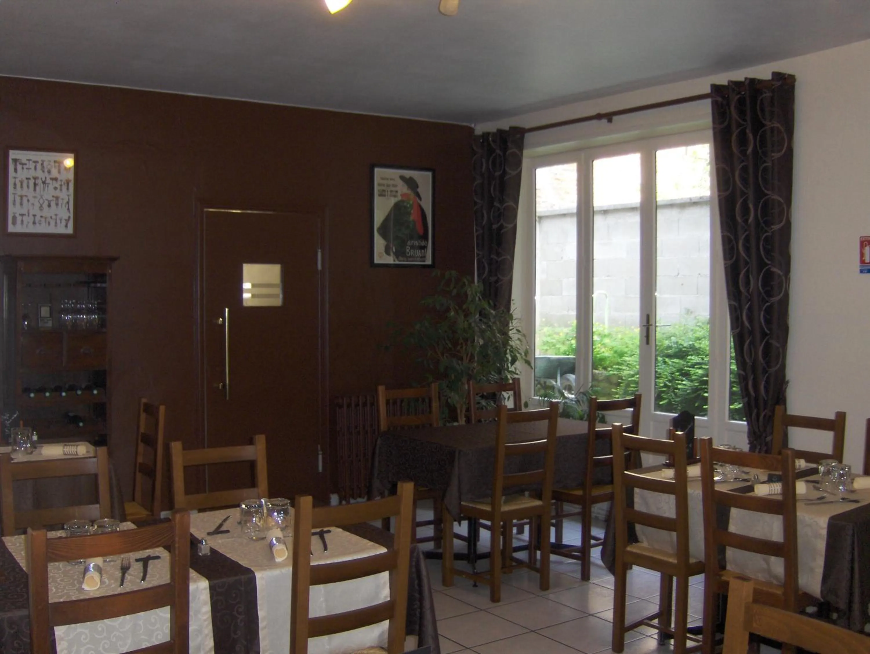 Restaurant/places to eat in La Tour de Crecy