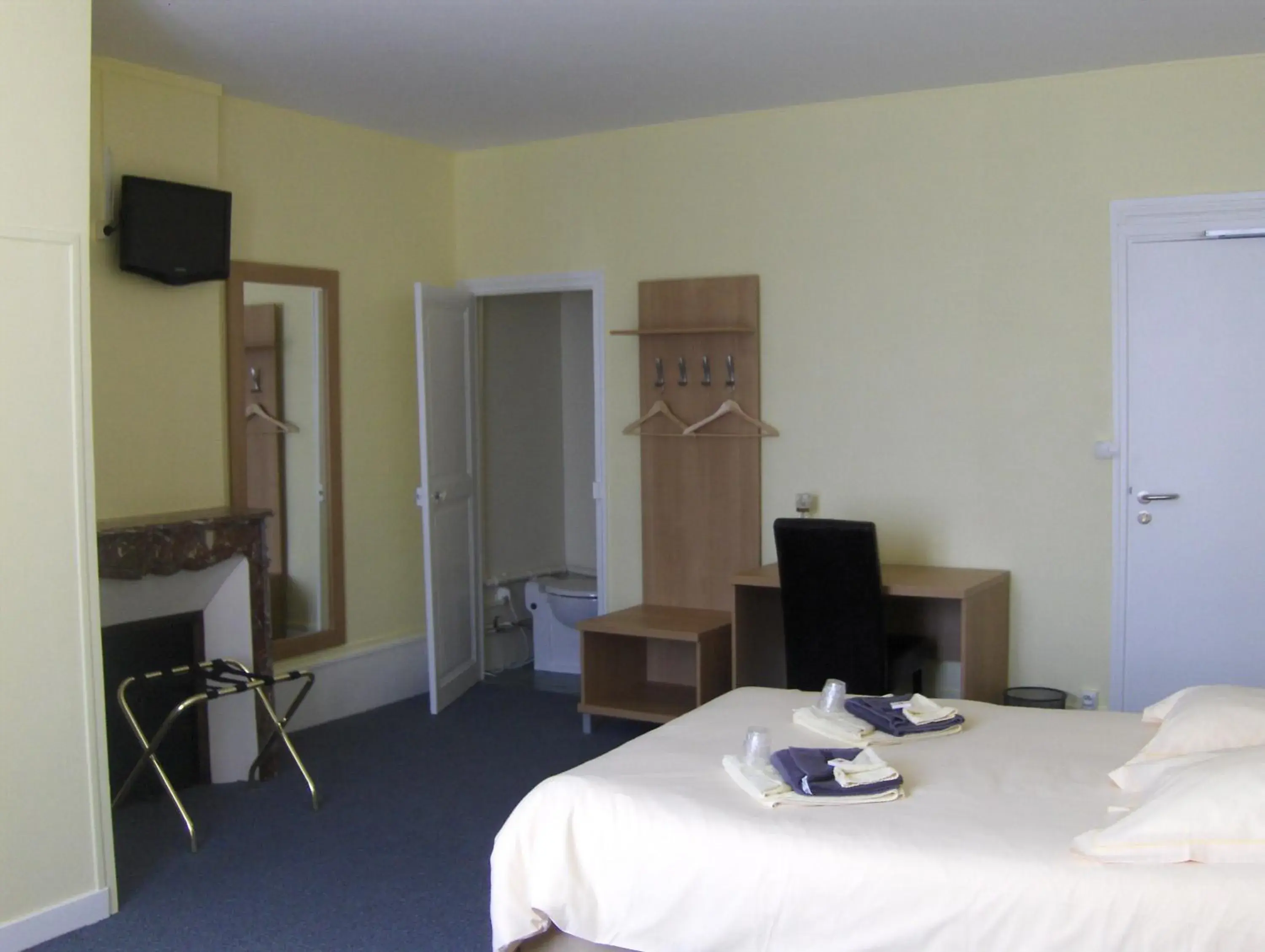 Triple Room in La Tour de Crecy Triple Room in La Tour de Crecy