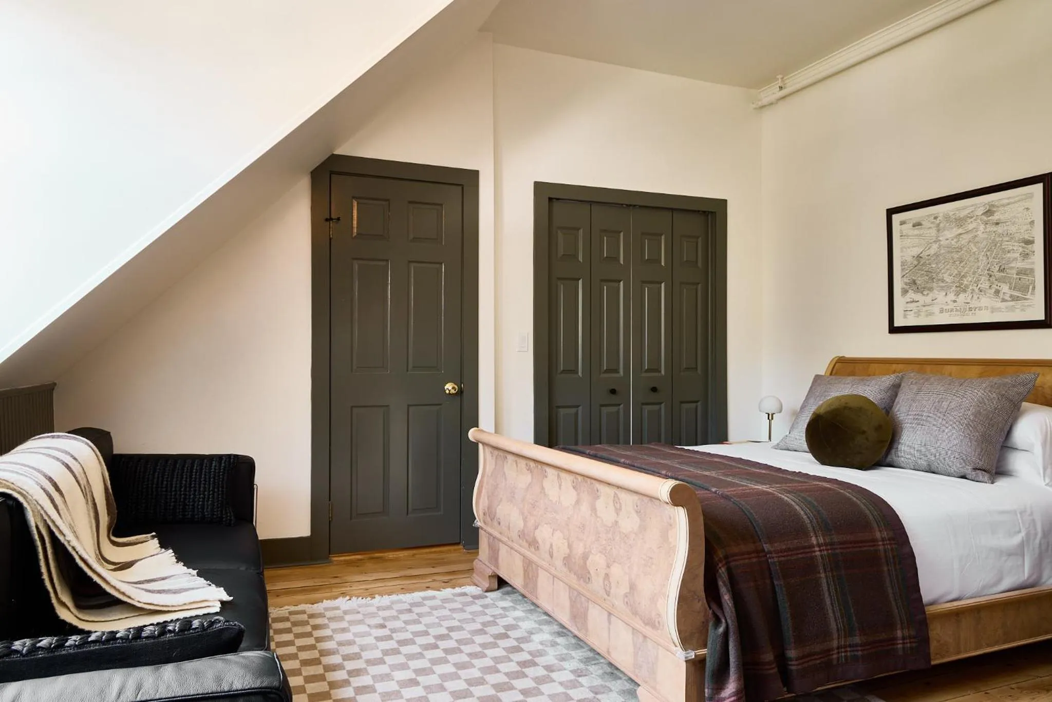 Photo of the whole room, Bed in Blind Tiger Burlington