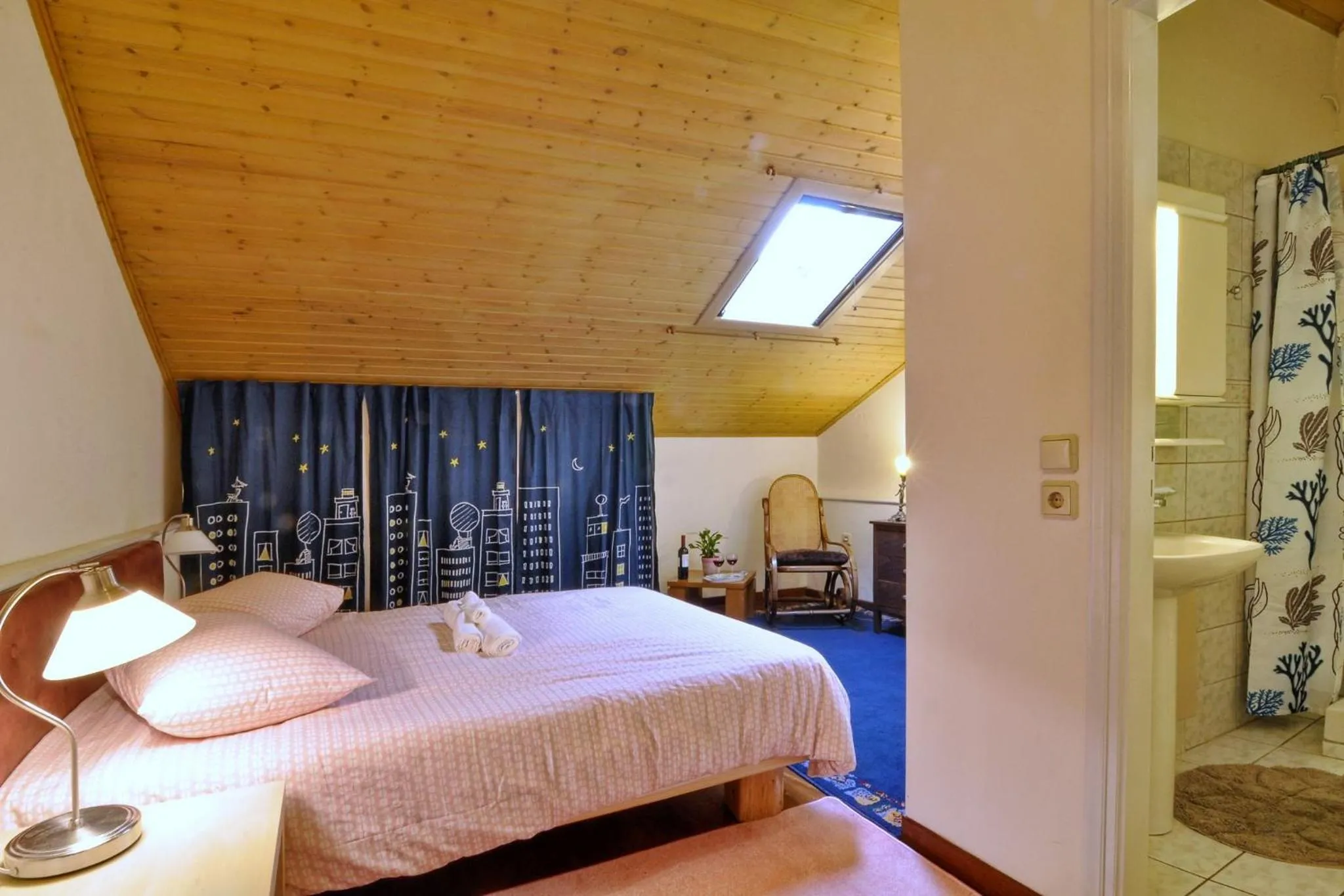 Shower, Bed in San Rocco Apartment