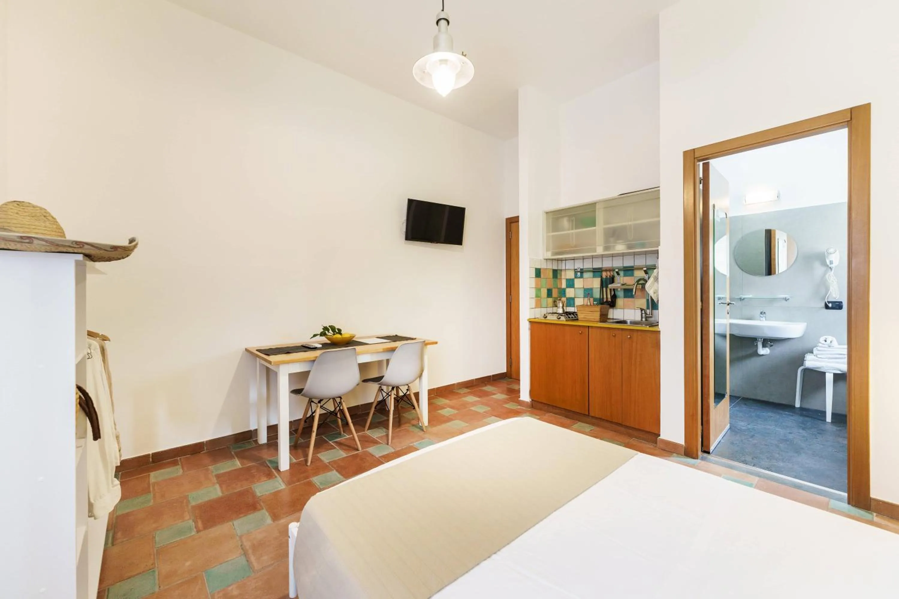 Kitchen or kitchenette, Bed in Le Grand Bleu - Gioia Apartments