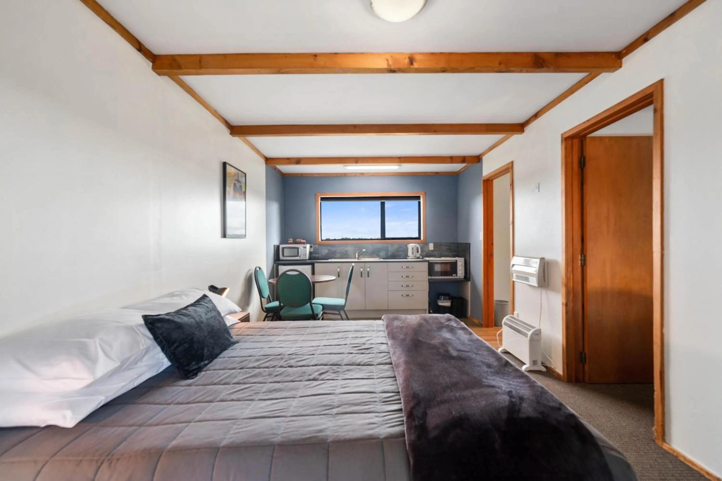 Photo of the whole room, Bed in Mountain Heights Lodge