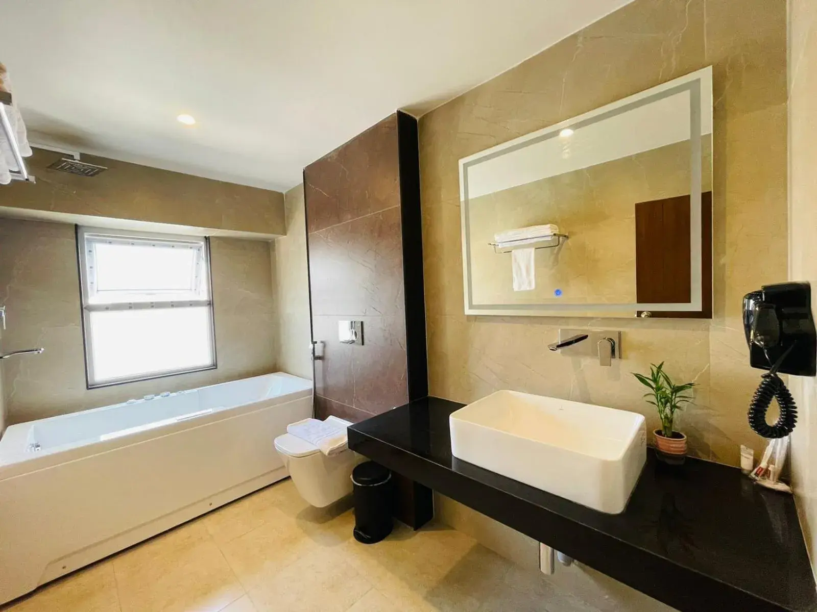 Bathroom, Bed in Timber House by Tara Group Bathroom, Bed in Timber House by Tara Group