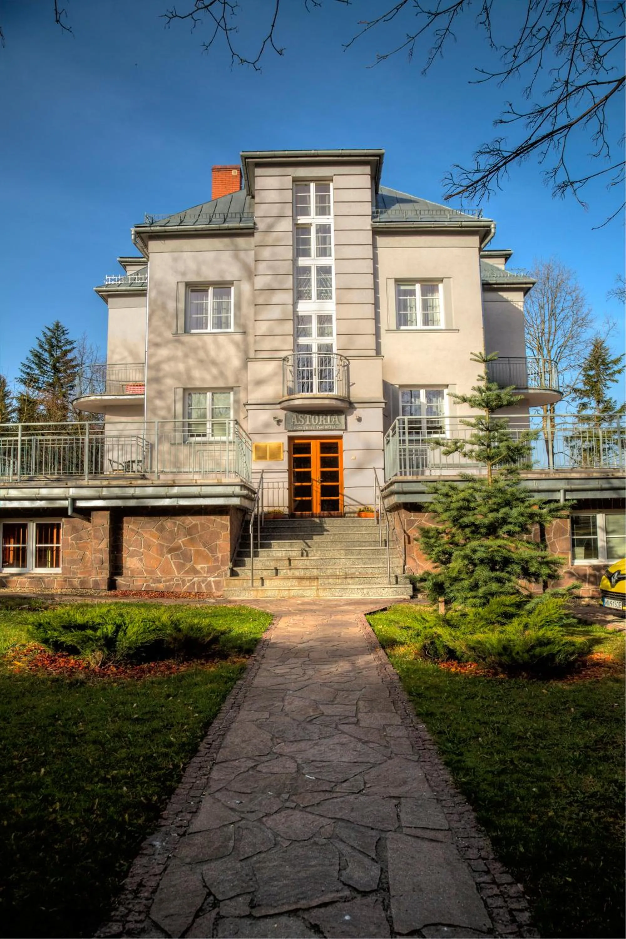 Facade/entrance in Astoria - Willa Literatów