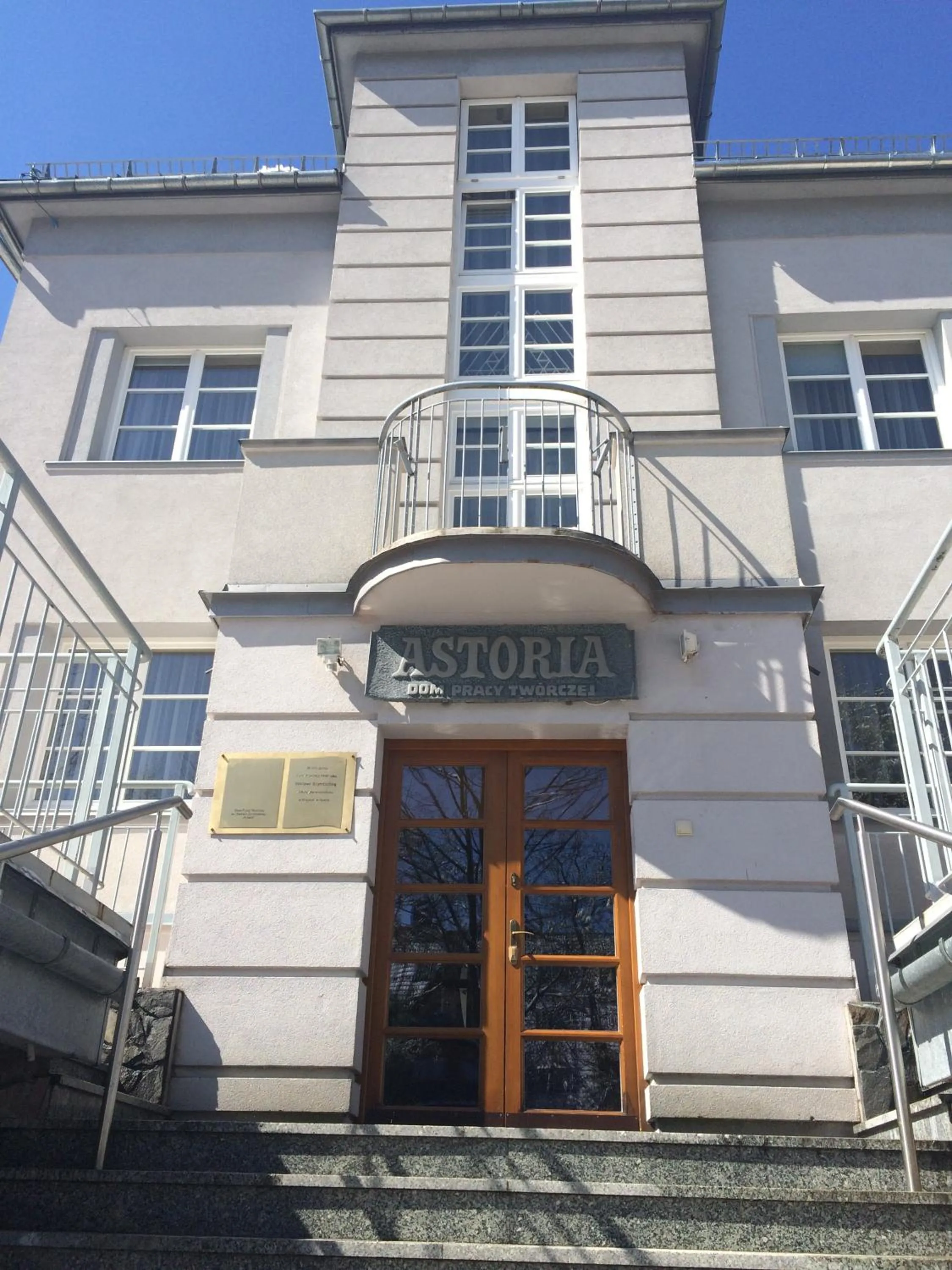 Facade/entrance in Astoria - Willa Literatów