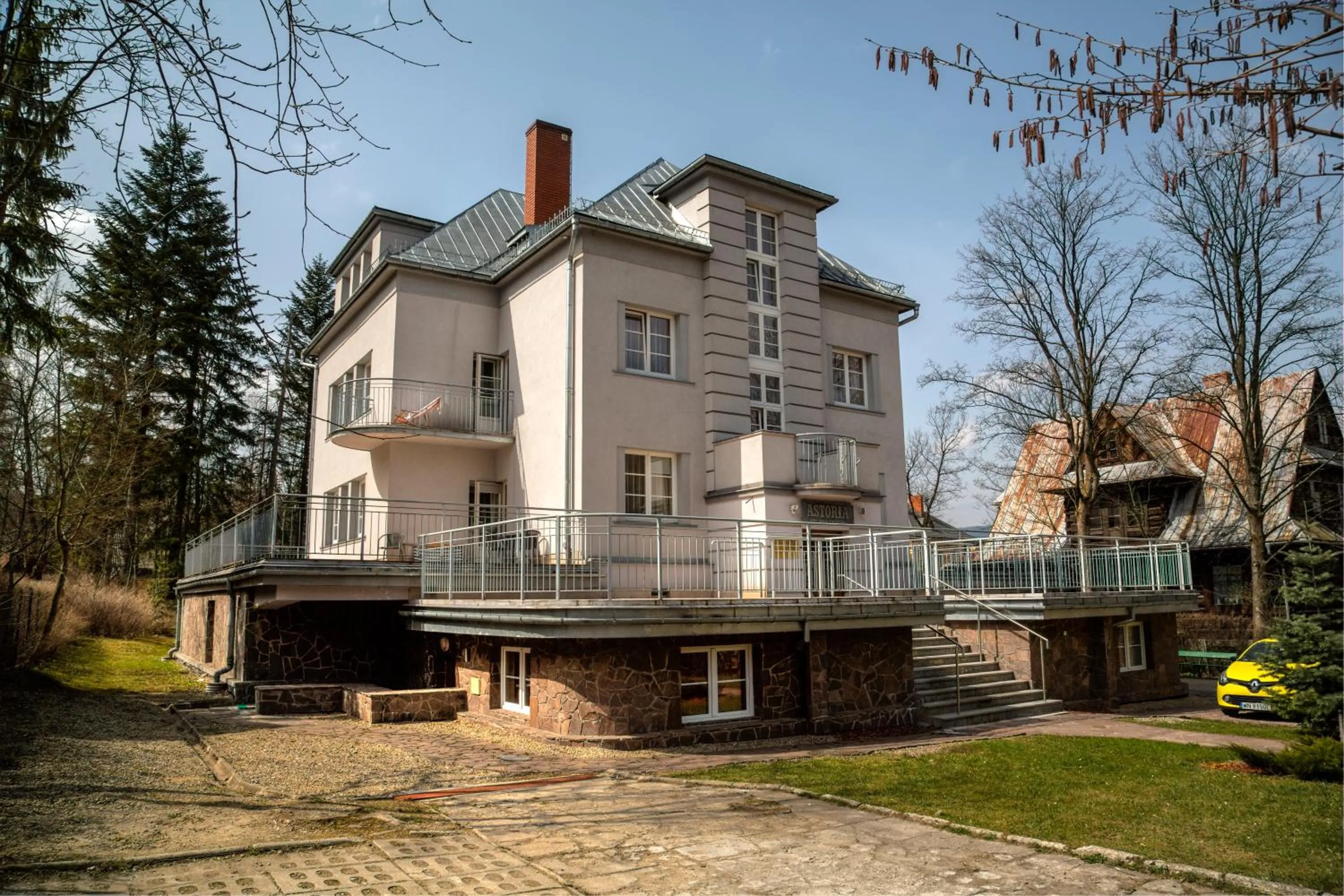 Facade/entrance in Astoria - Willa Literatów