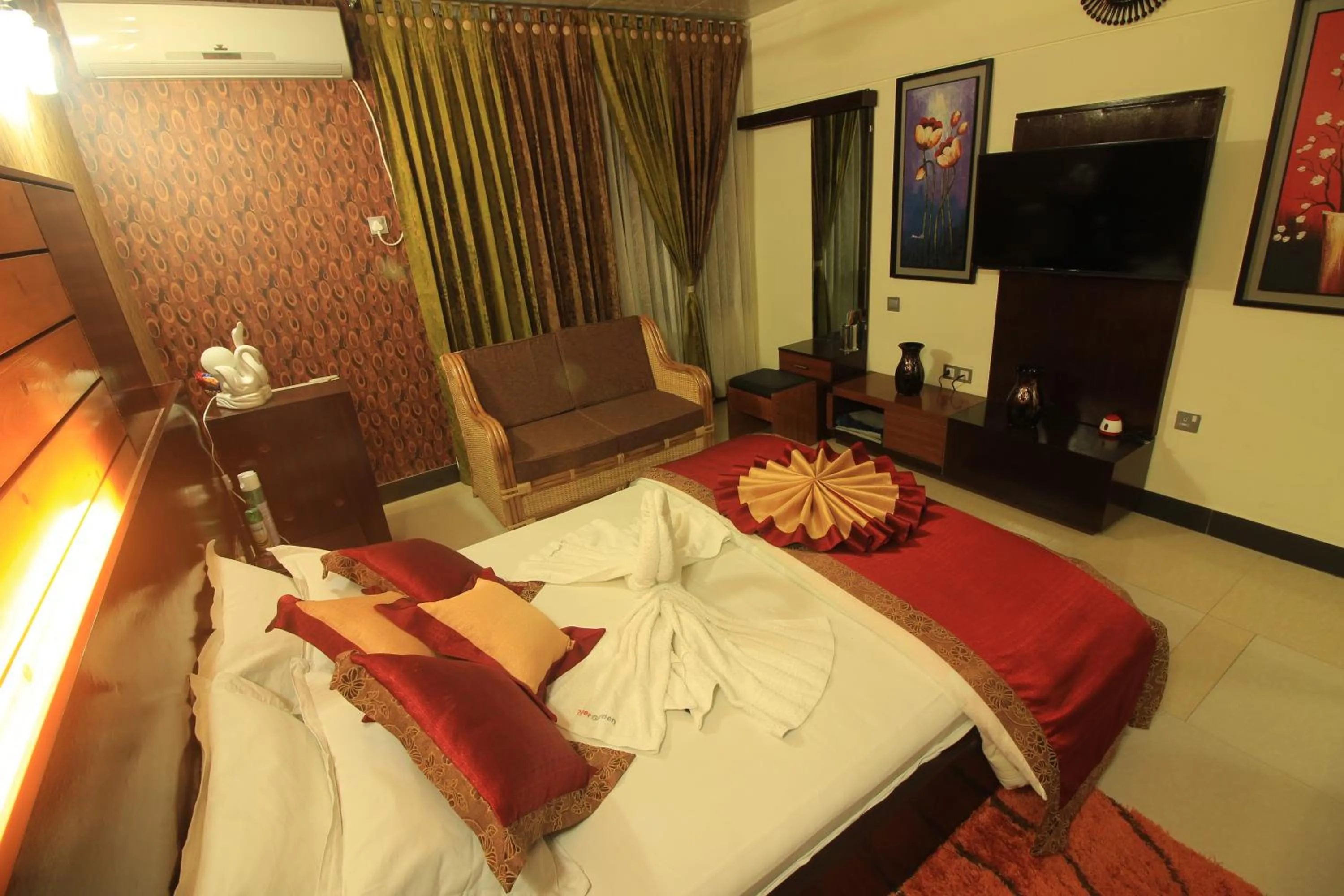 Communal lounge/ TV room in Tiger Garden Int Hotel