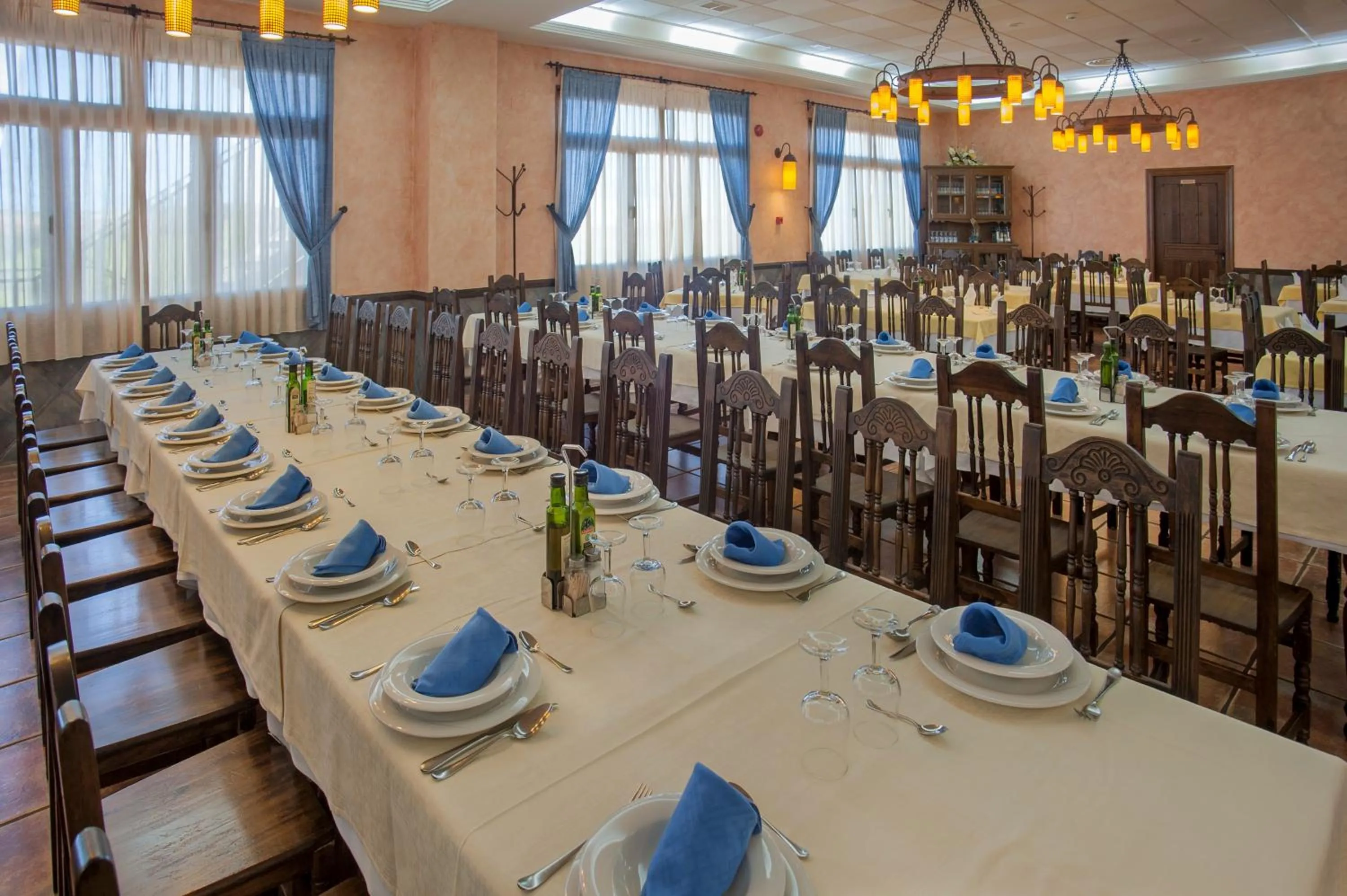 Restaurant/places to eat in Hotel Moya