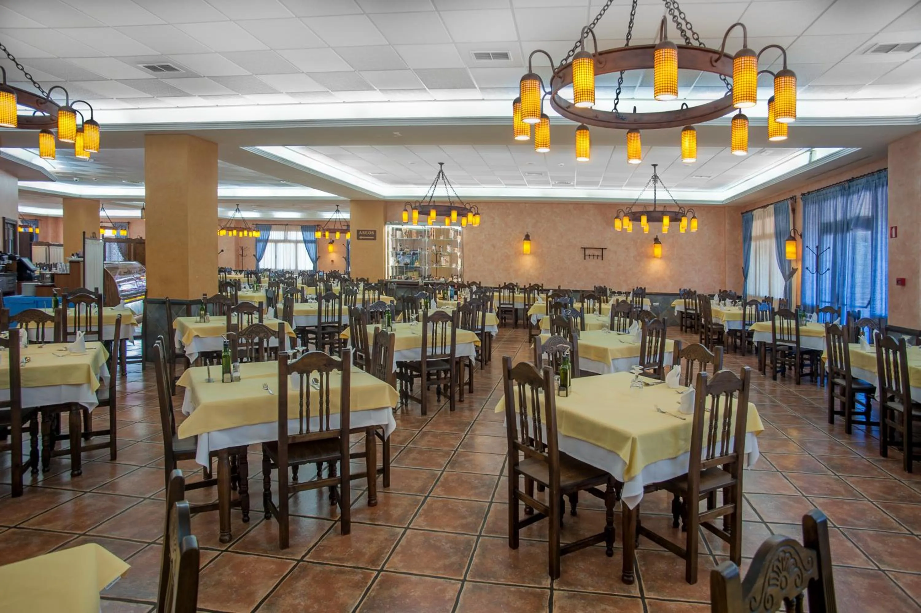 Restaurant/places to eat in Hotel Moya