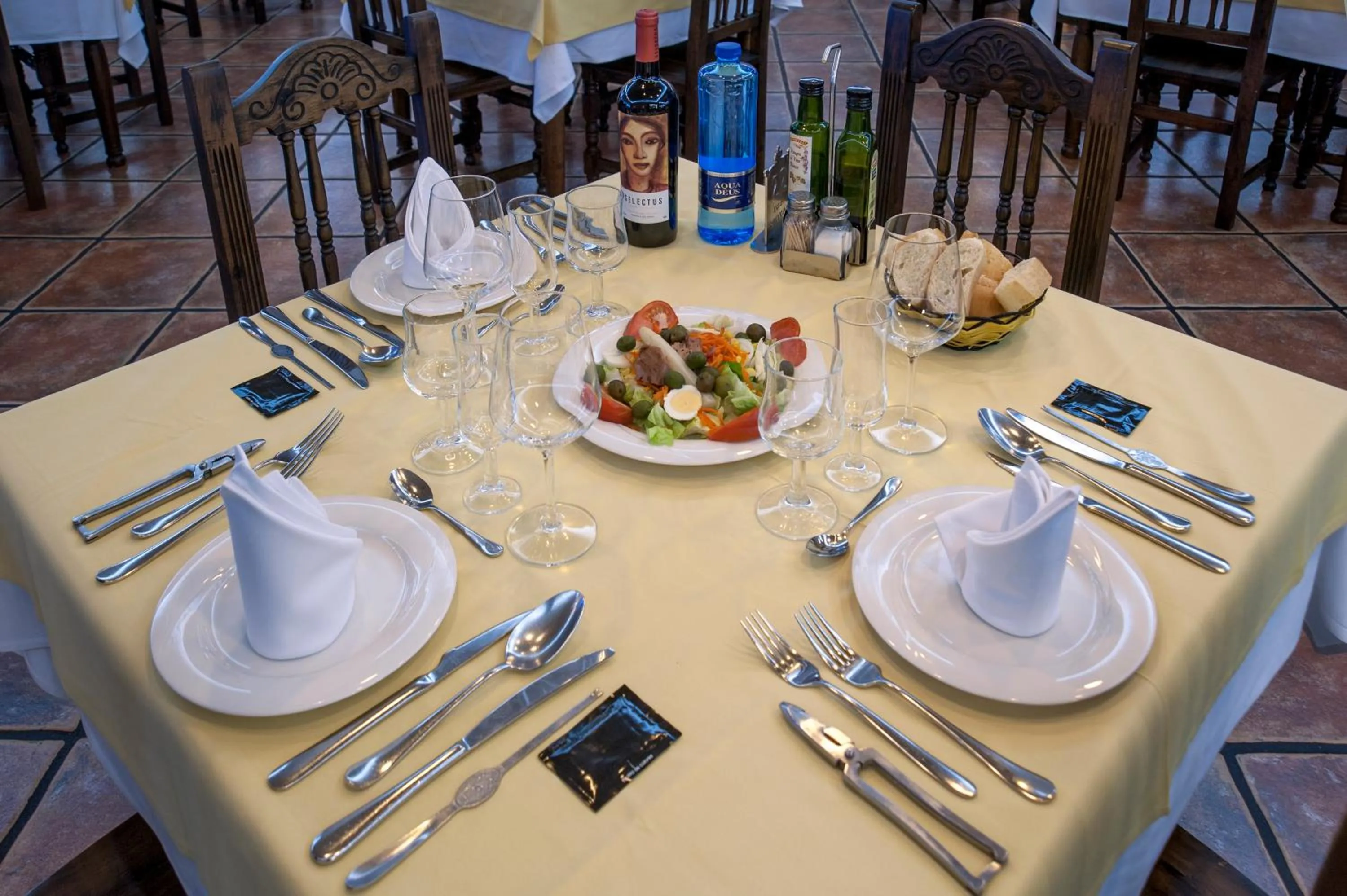 Restaurant/places to eat in Hotel Moya