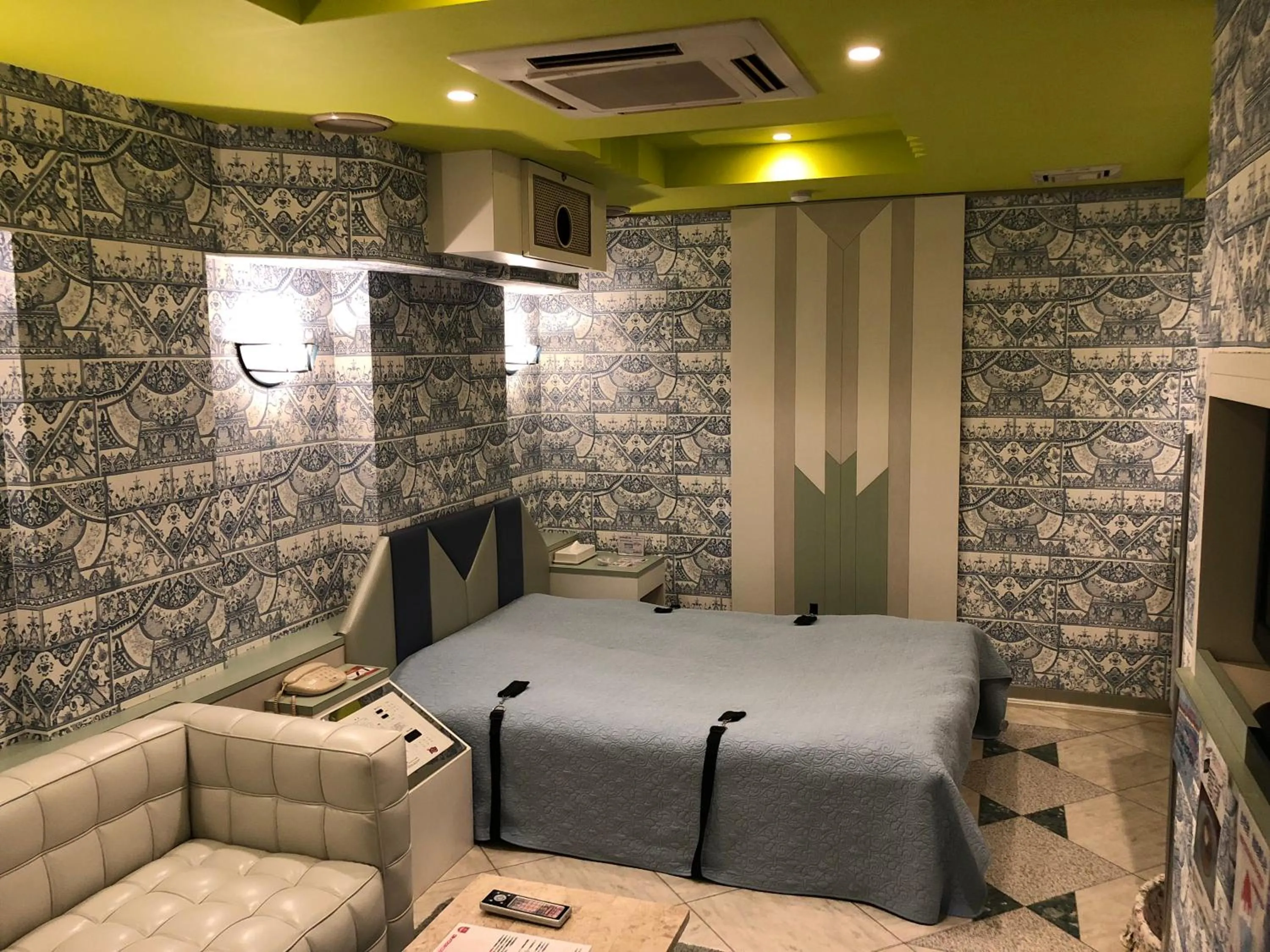 Living room, Bed in Hotel Charbon (Adult Only)