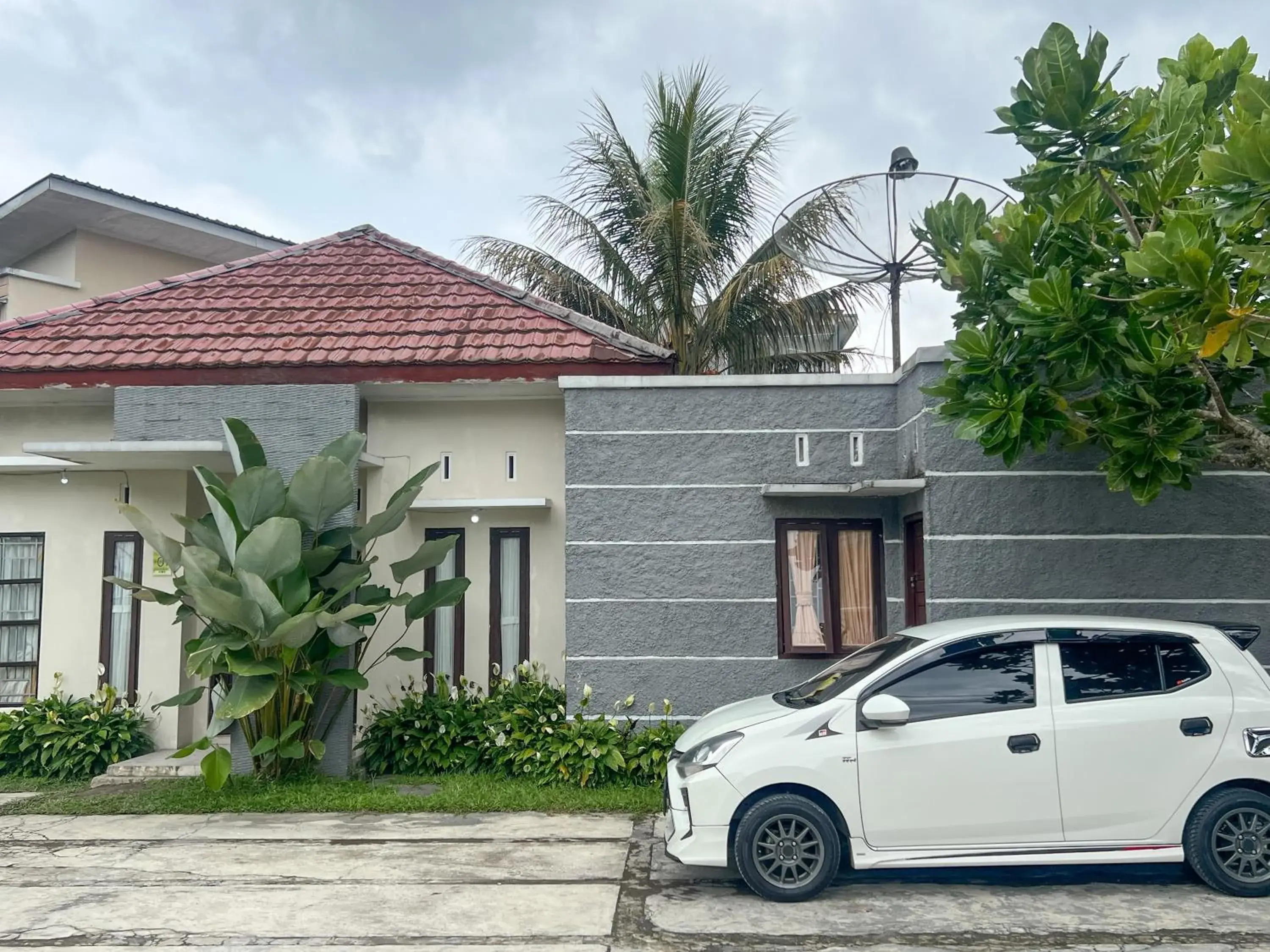 Facade/entrance in OWK Homestay Syariah Mitra RedDoorz Wonosobo Facade/entrance in OWK Homestay Syariah Mitra RedDoorz Wonosobo