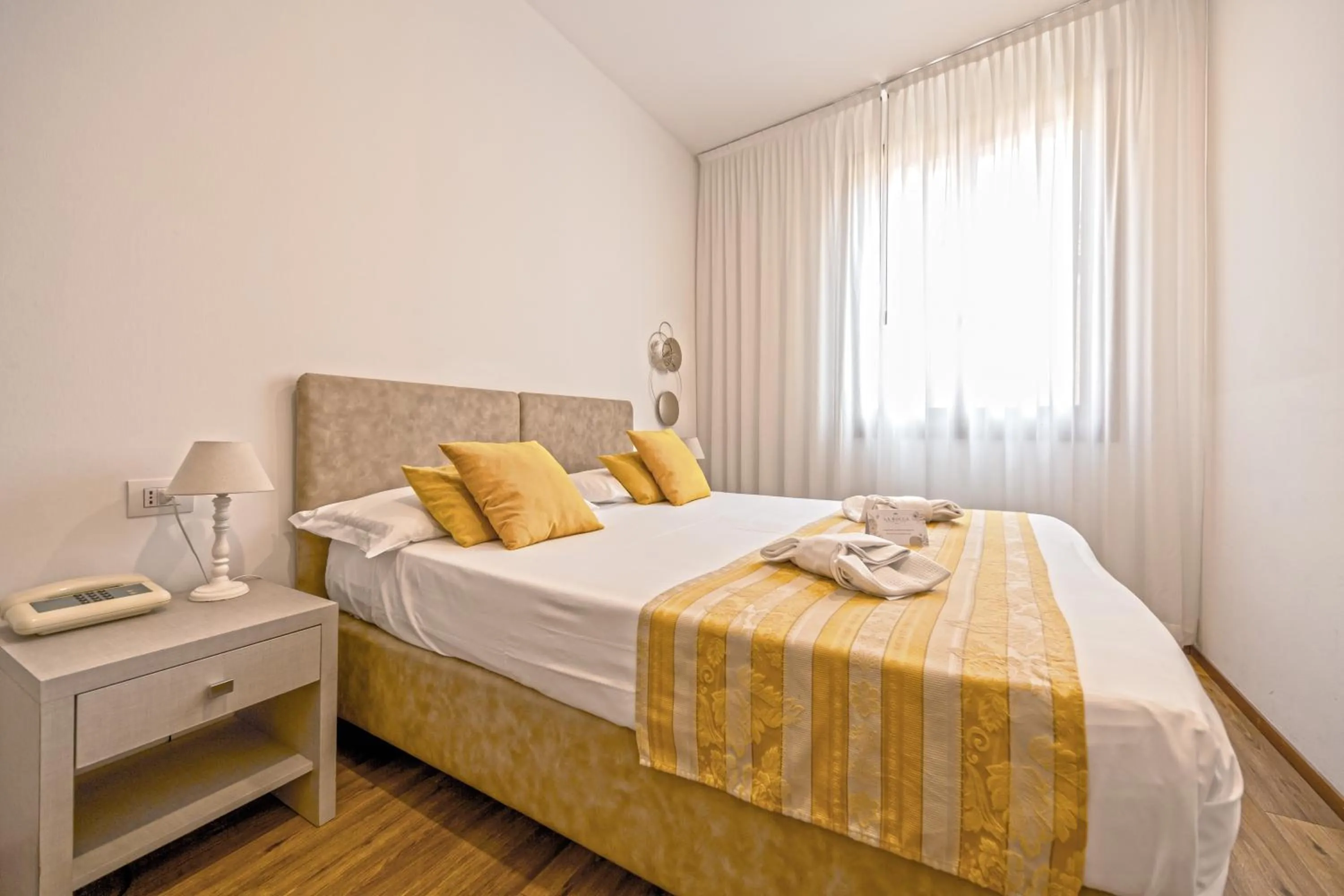 View (from property/room), Bed in Albergo La Rocca