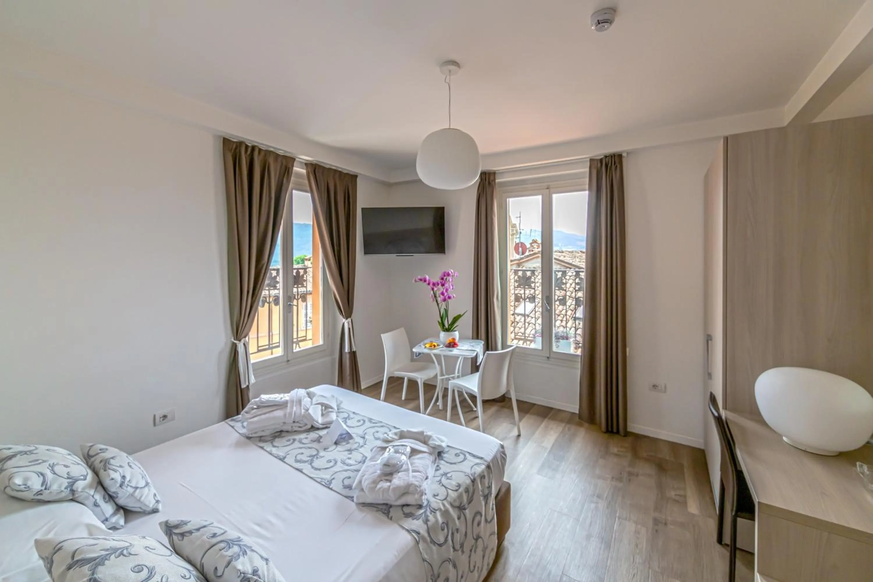 View (from property/room), Bed in Albergo La Rocca