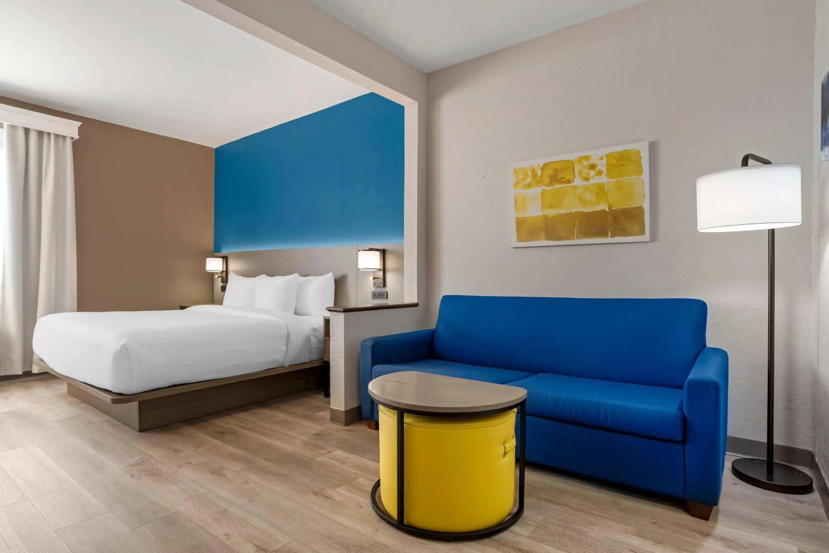 Bedroom, Bed in Comfort Suites Hattiesburg near University