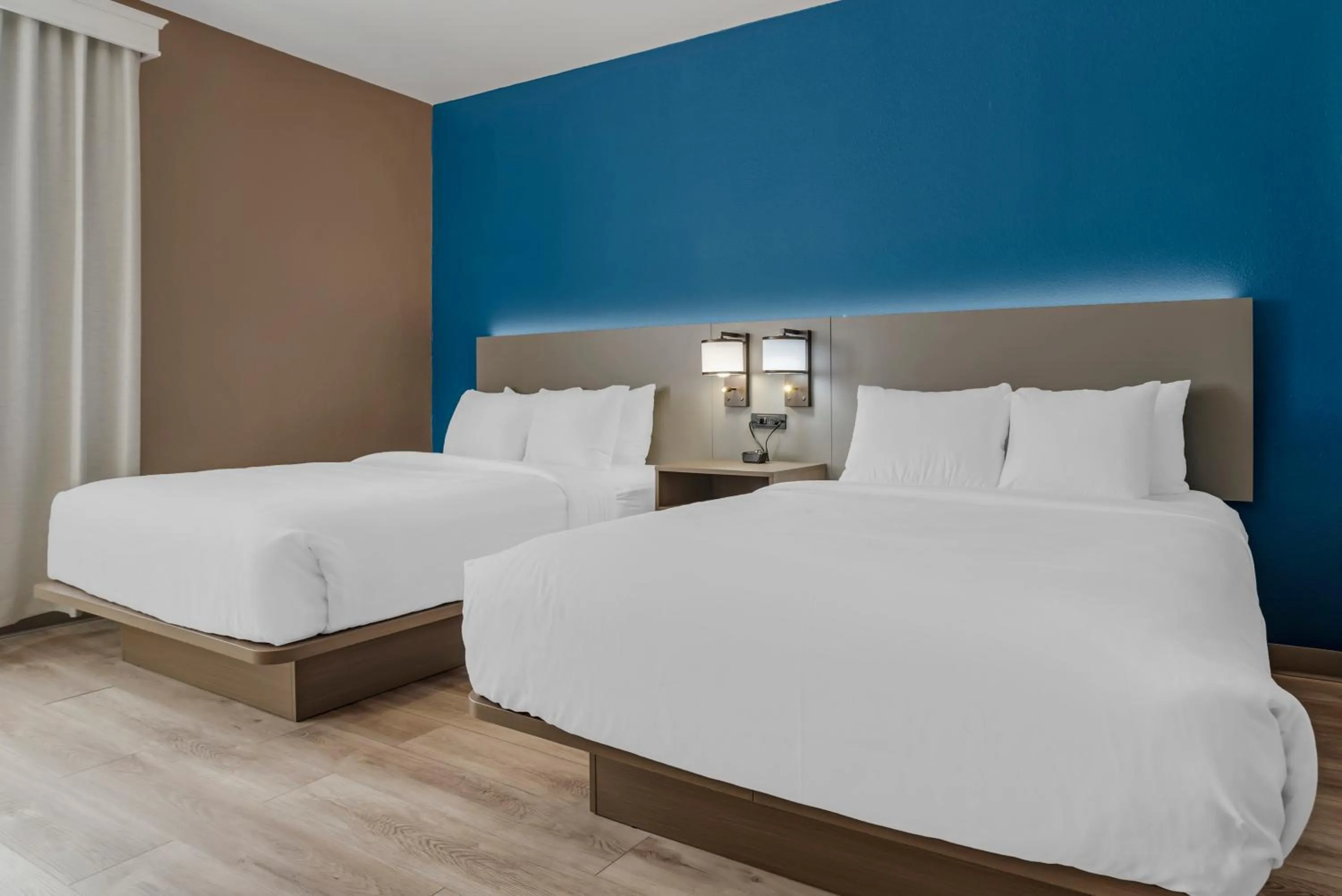 Bedroom, Bed in Comfort Suites Hattiesburg near University